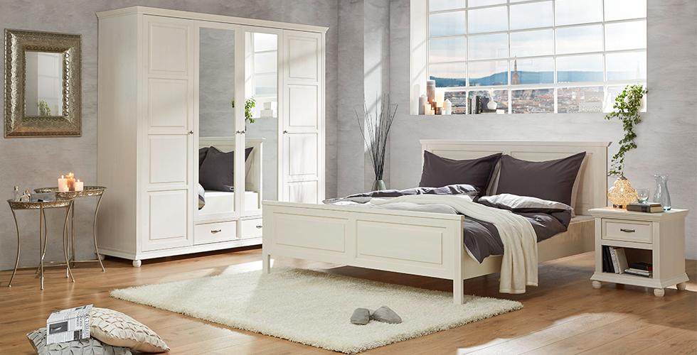 Schlafzimmerset im Landhausstil mit weißen Drehtürschrank, Bett und Nachtkästchen in Kiefer von mömax.