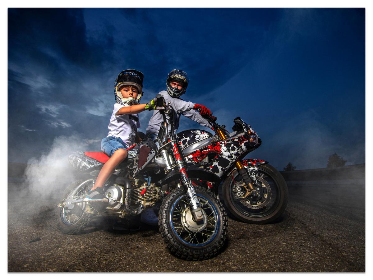 FOTOTAPETE für Schlafzimmer Vater Sohn Motorräder Action 300x210 - Rot/Schwarz, Papier (300/210cm) - Muralo