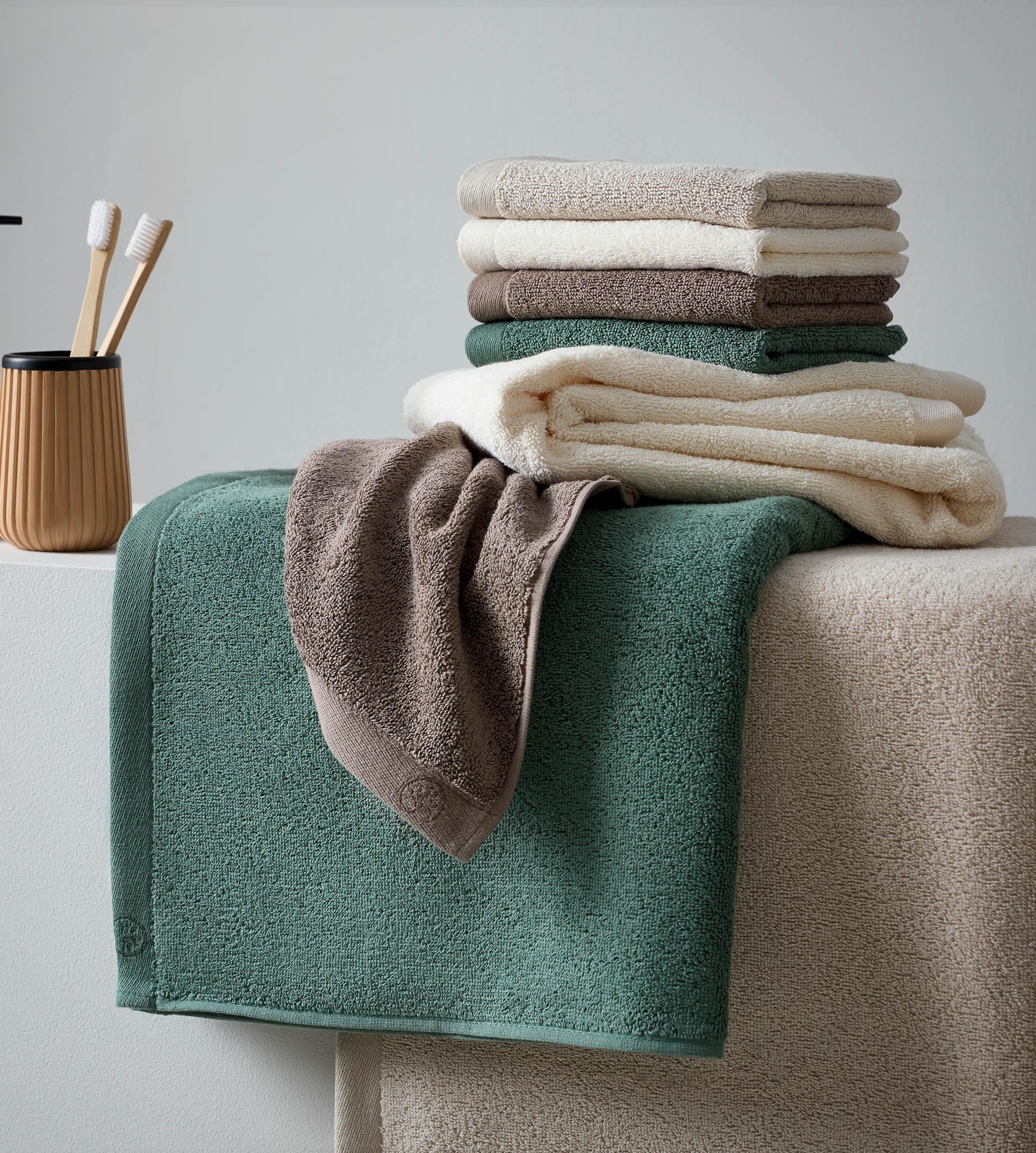 Handtücher in Dunkelbraun, Beige und Petrol, Zahnputzbecher in Holzoptik