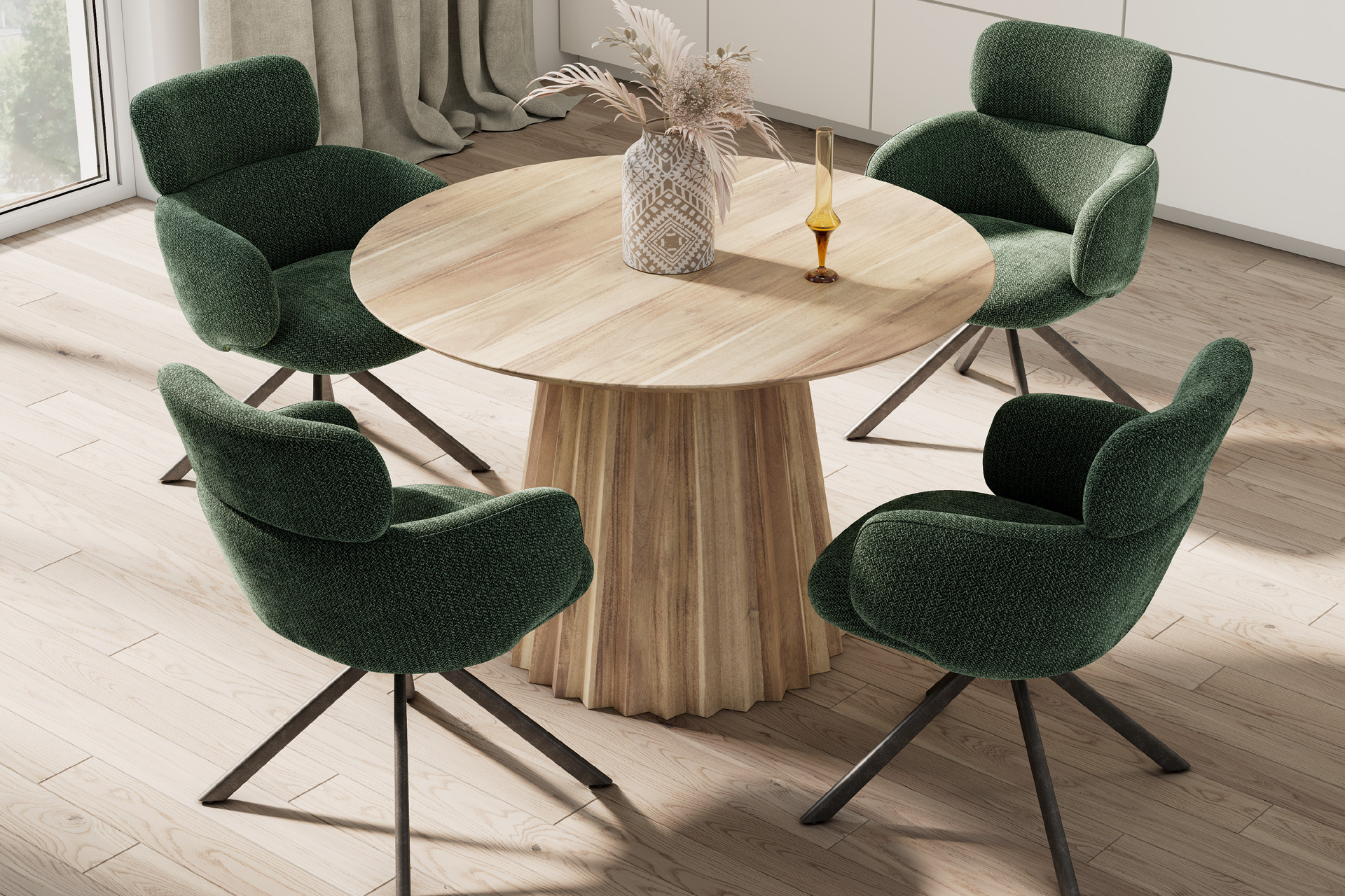 Runder Holztisch mit vier grünen Armlehnstühlen 