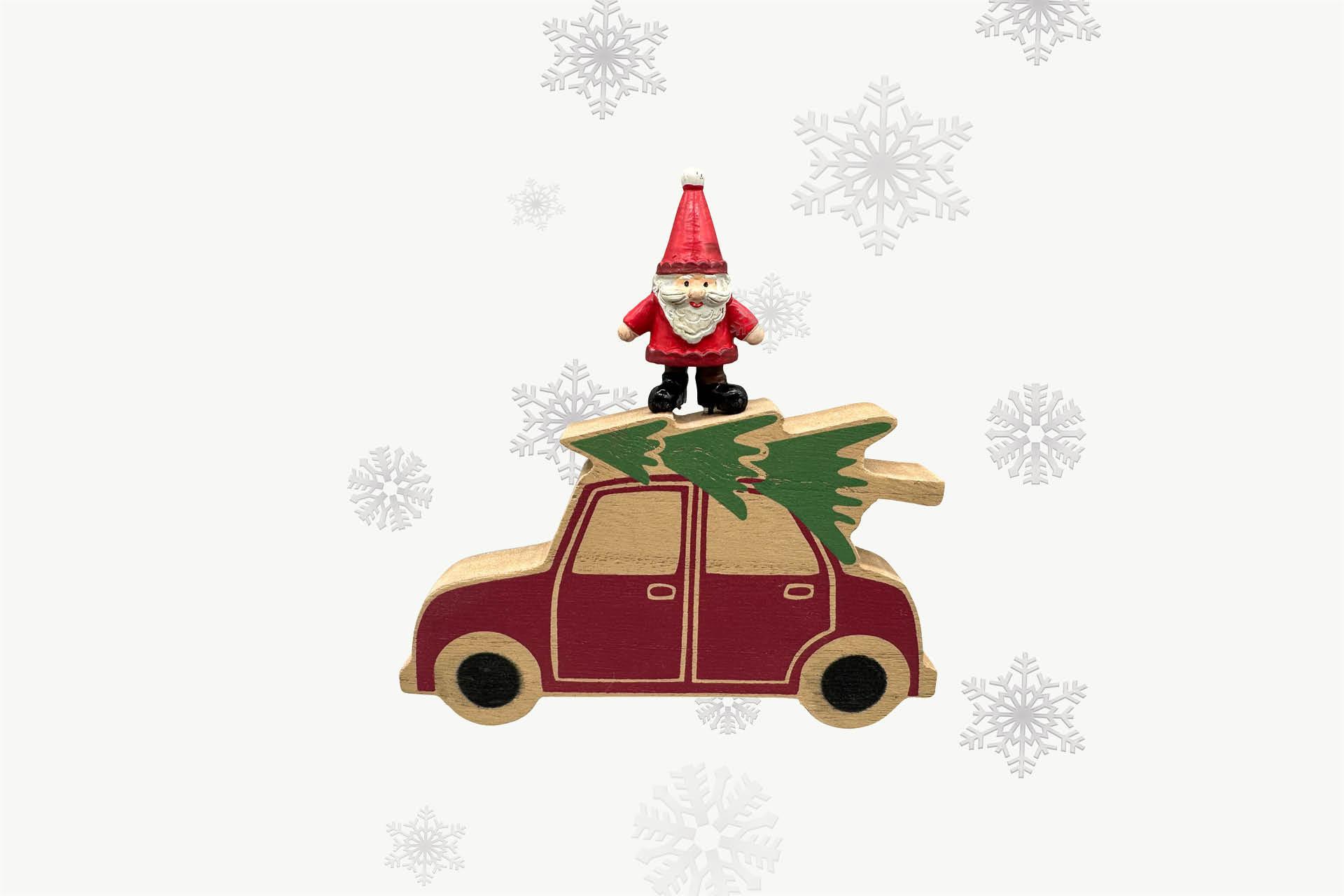 Auto mit Tannenbaum und Weihnachtsmann auf dem Dach