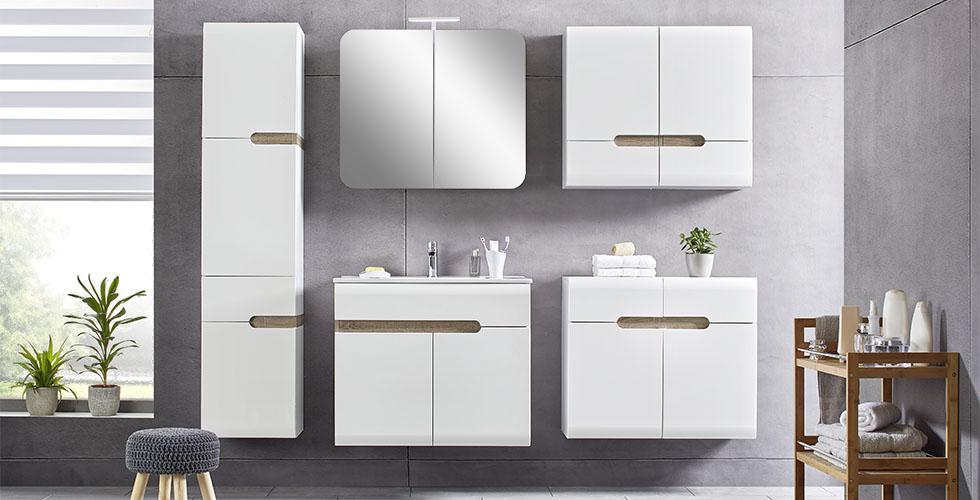 mömax-Badezimmer mit weißer Hochglanzoberfläche, praktischem Spiegelschrank, Waschbeckenunterschrank und Hängeschrankelementen.