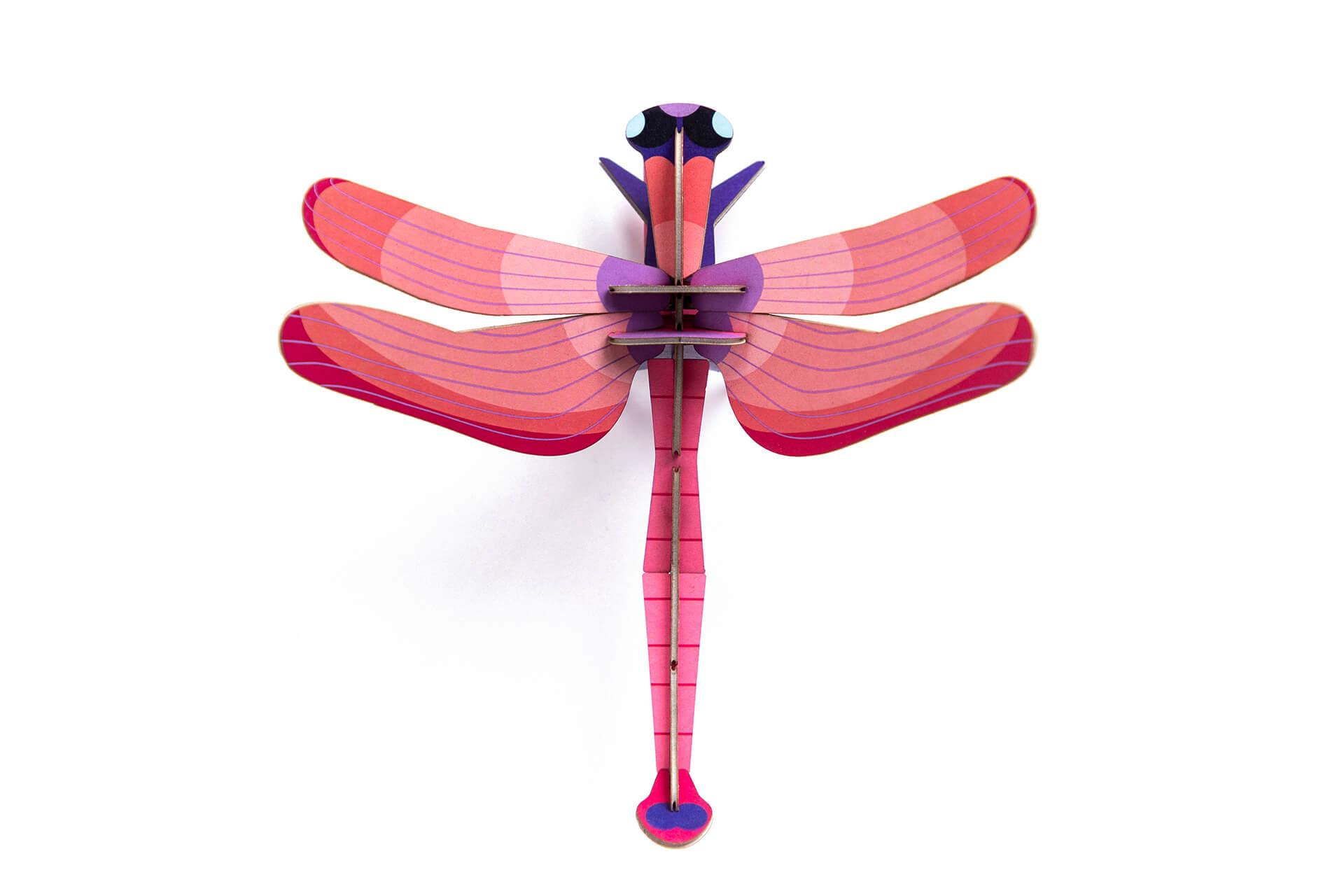 WANDDEKO Rubinlibelle 17/8 cm - Pink, Wellpappe (17/8/16cm) - Studio Roof