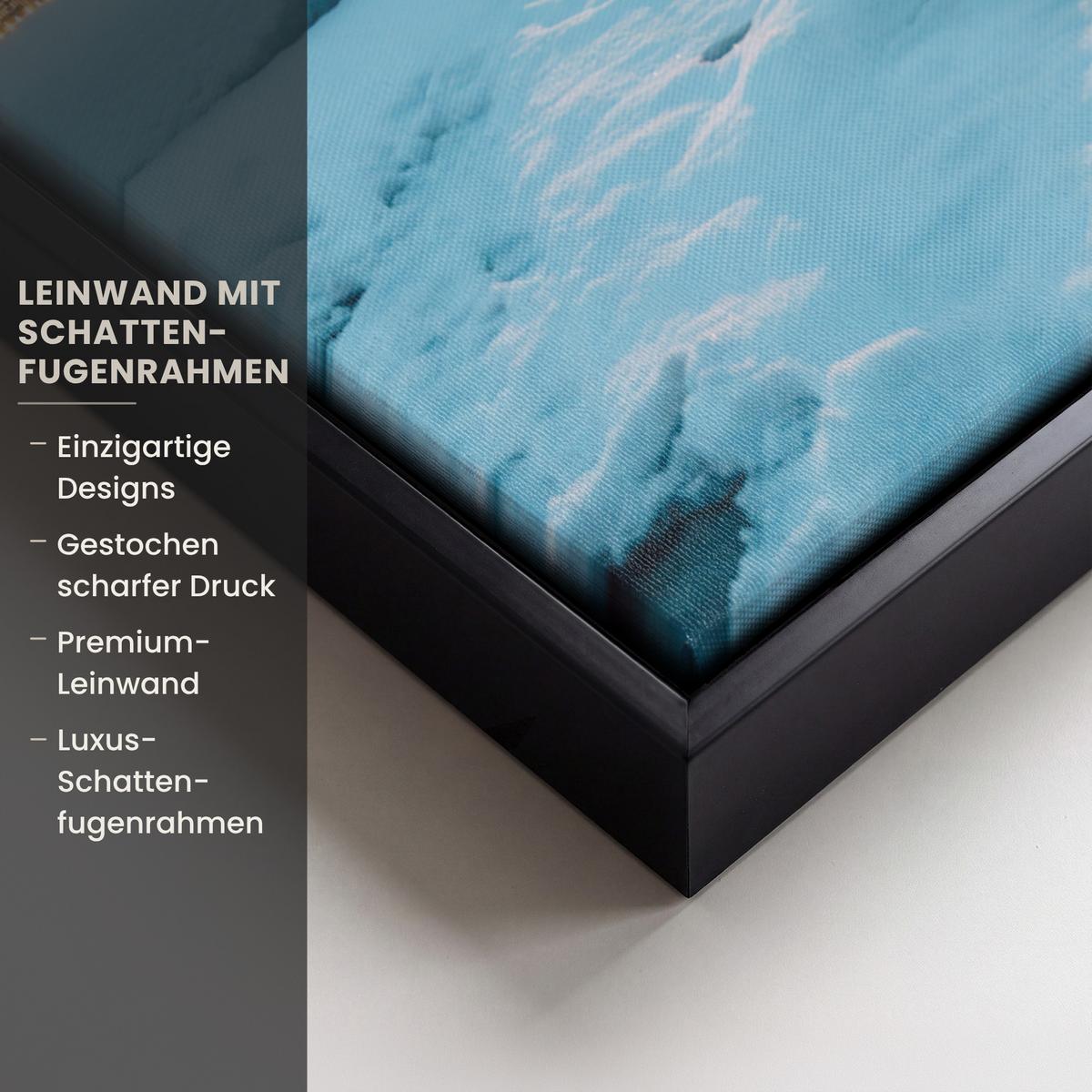 LEINWAND Bilder mit Rahmen - Winterlandschaft - Natur - Haus - Berge - Schnee - 50x70 - Hellblau, Textil (50/70cm) - MuchoWow