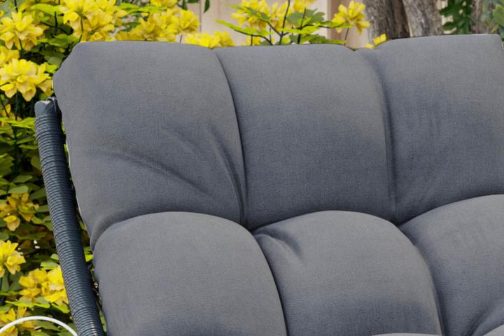 Rückenlehne von Balkonset grau mit gepolstertem Kissen