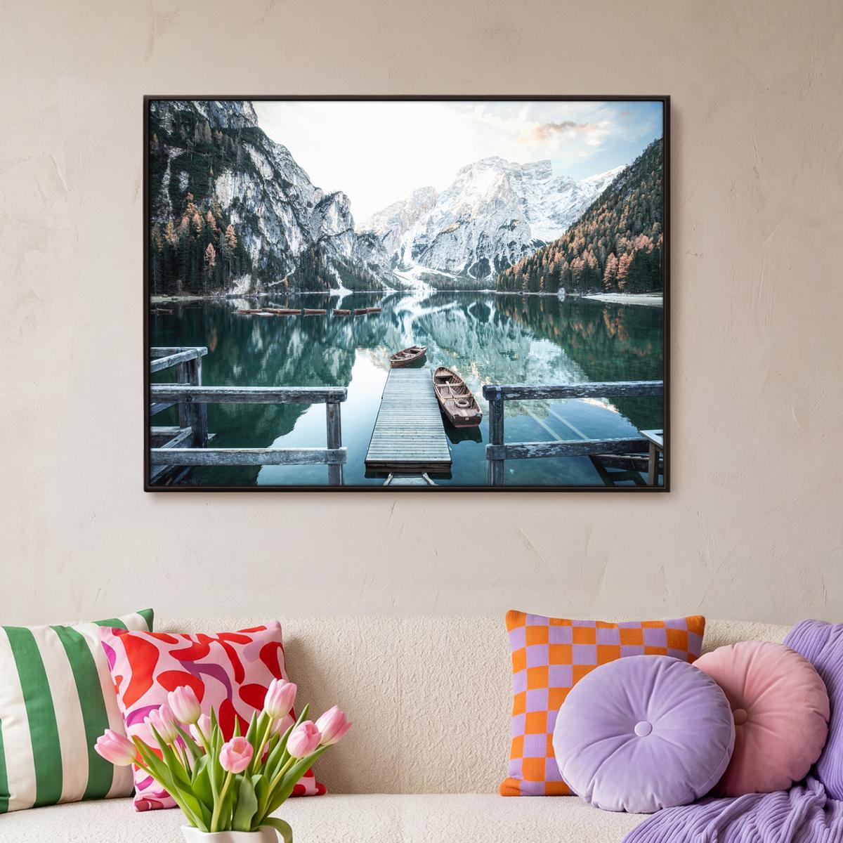 LEINWAND Bilder mit Rahmen - Natur - Berge - Schnee - Wald - Boot - 100x70 - Hellgrün, Textil (100/70cm) - MuchoWow