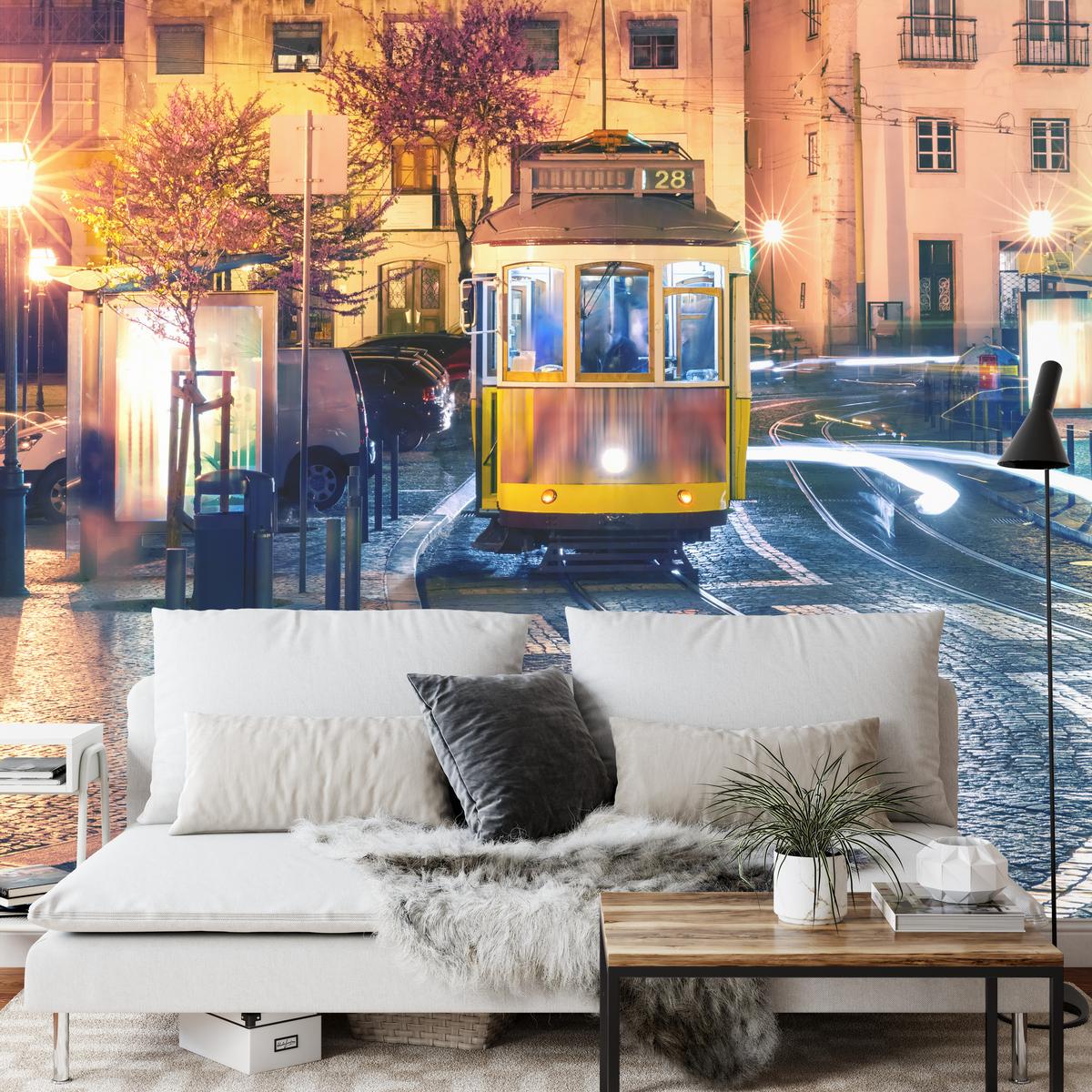 FOTOTAPETE für Wohnzimmer Lissabon Straßenbahn Nacht Altstadt 100x70 - Gelb/Beige, Papier (100/70cm) - Muralo