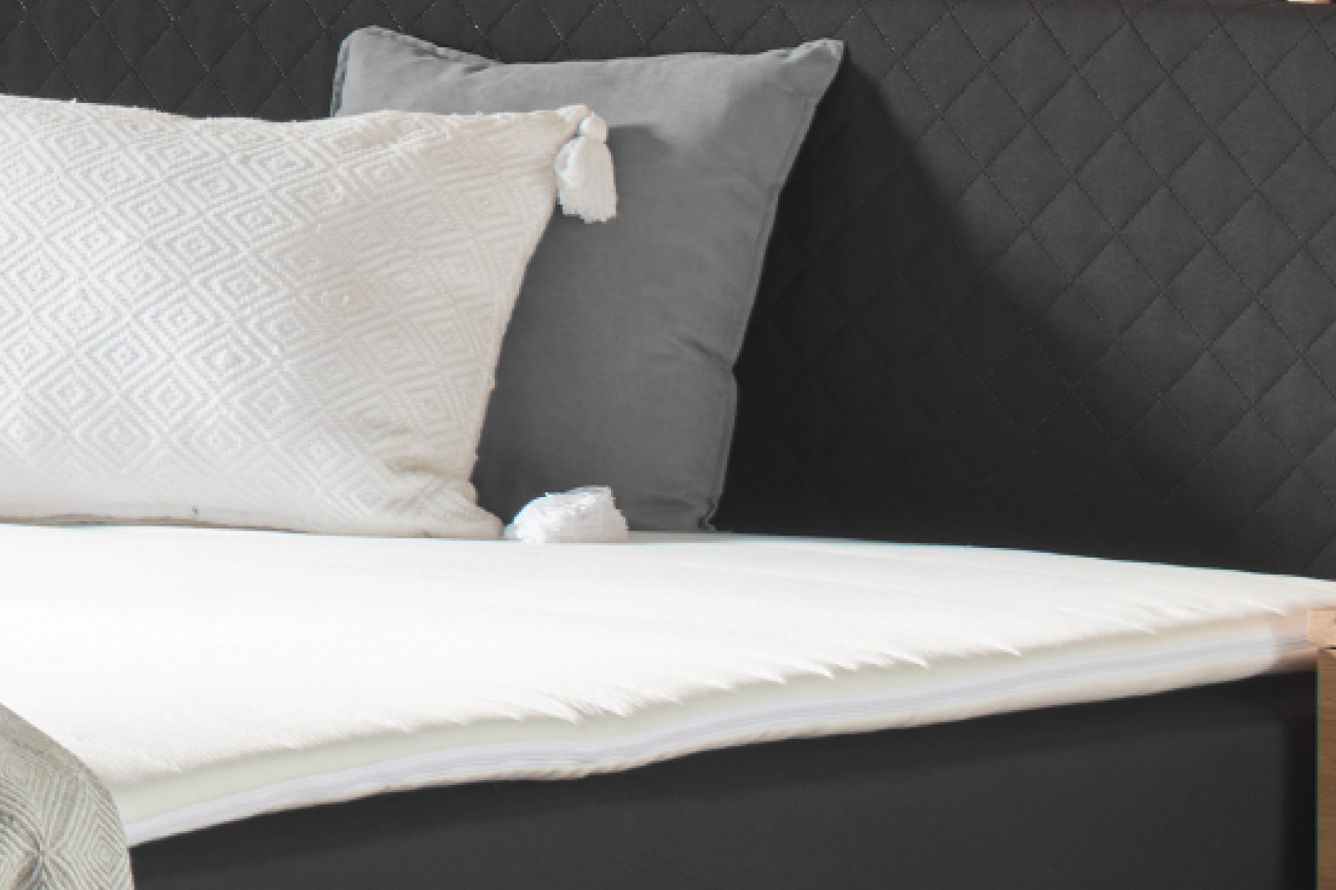 Boxspringbett schwarz Kopfteil gepolstert Webstoff Topper durchgehend