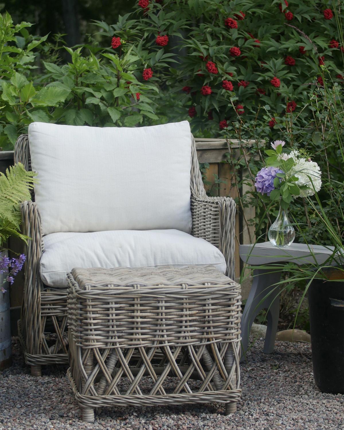 GARTENSESSEL mit Hocker Rattan natürlich Auflagen cremeweiß Ribolla - Beige/Naturfarben, Naturmaterialen (66/78/70cm) - Beliani