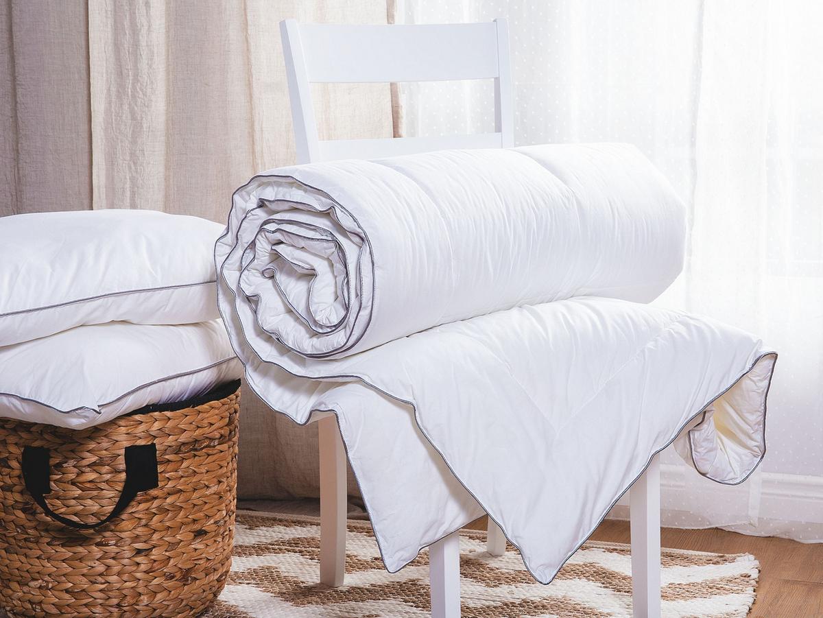 BETTDECKE Mikrofaser Mittelwarm 135/200 cm Howerla - Weiß, Textil (200/135cm) - Beliani