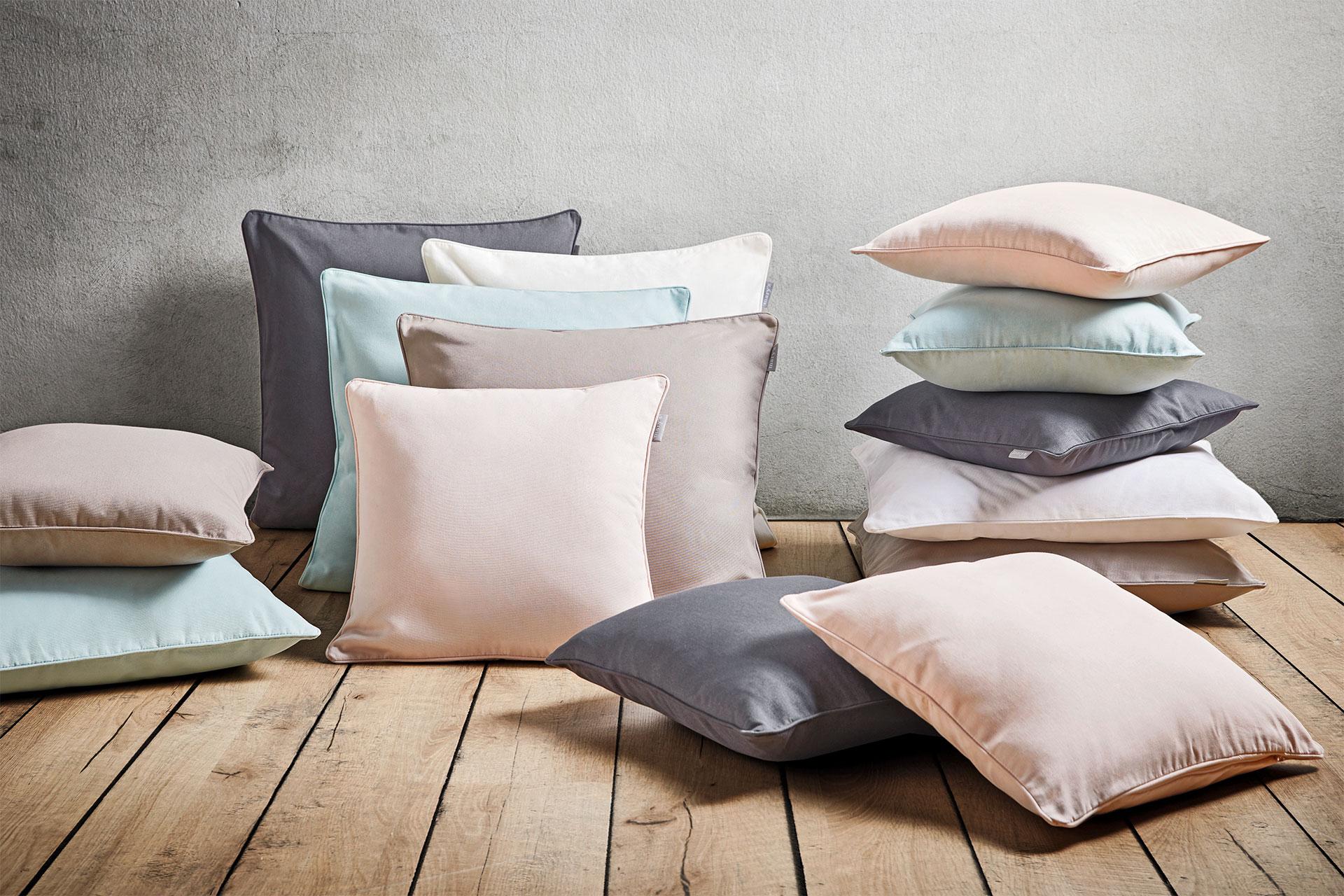 Gemuetliche Kuscheldecken und Kissen kaufen bei moemax.jpg