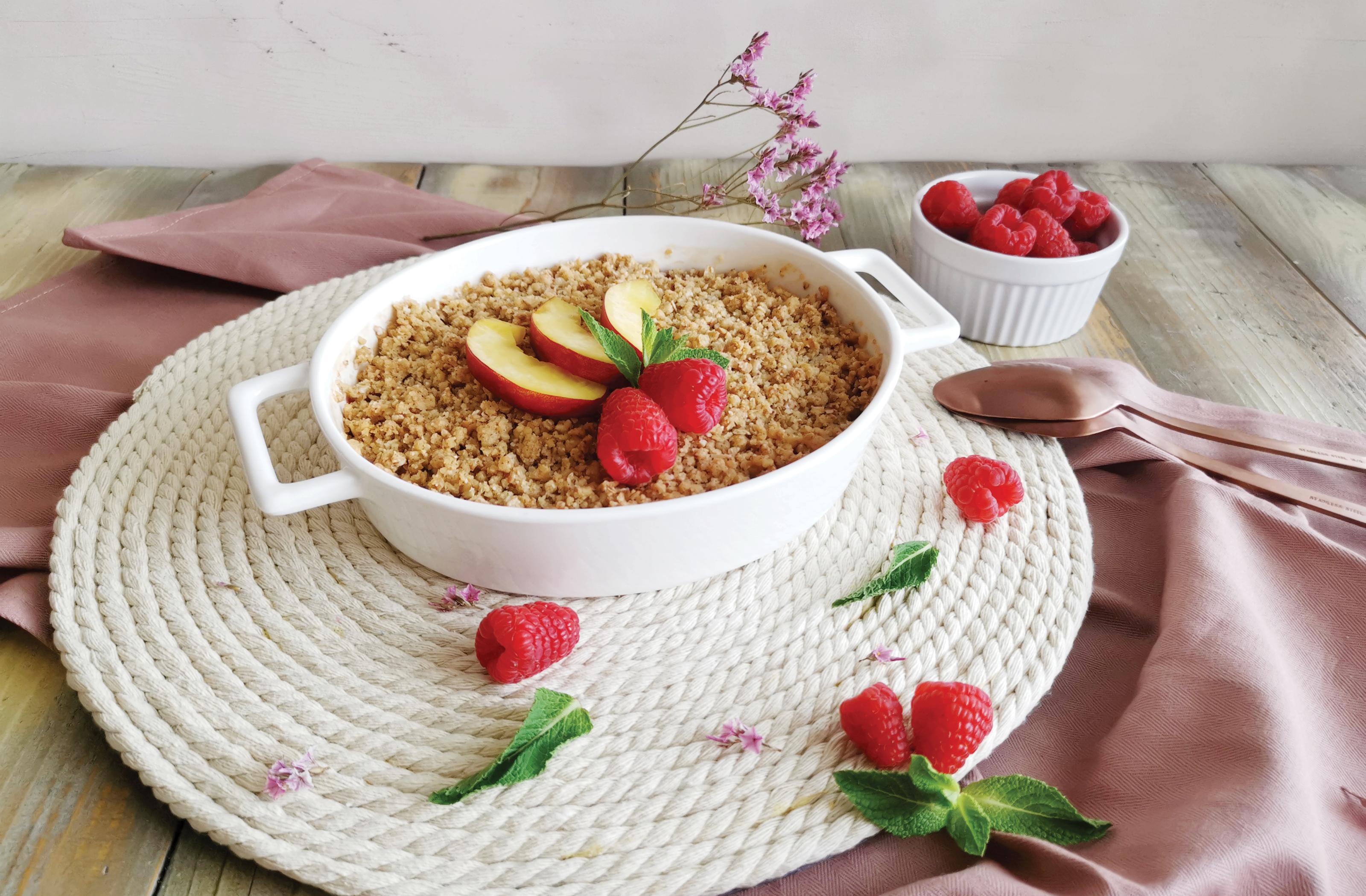 Crumble z malinami i nektarynką