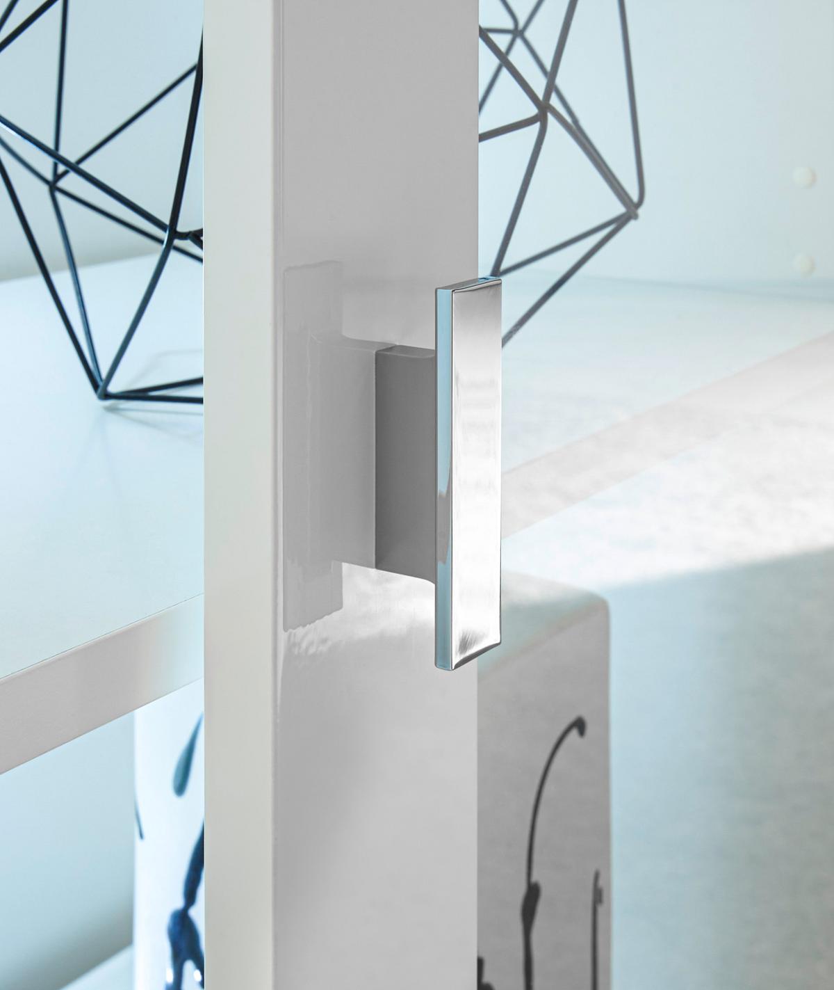 VITRINE weiß Hochglanz 133 x 153 cm, Vitrinenschrank inklusive LED-Beleuchtung, Soft-Close - Chromfarben/Weiß Hochglanz, Glas/Holzwerkstoff (133/153/38cm) - Furn.Design