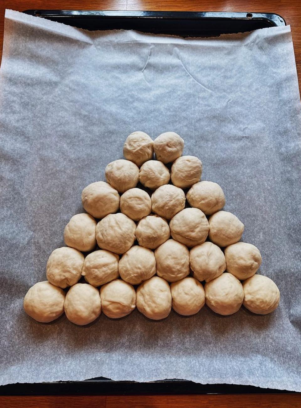 Układanie kuleczek na blasze