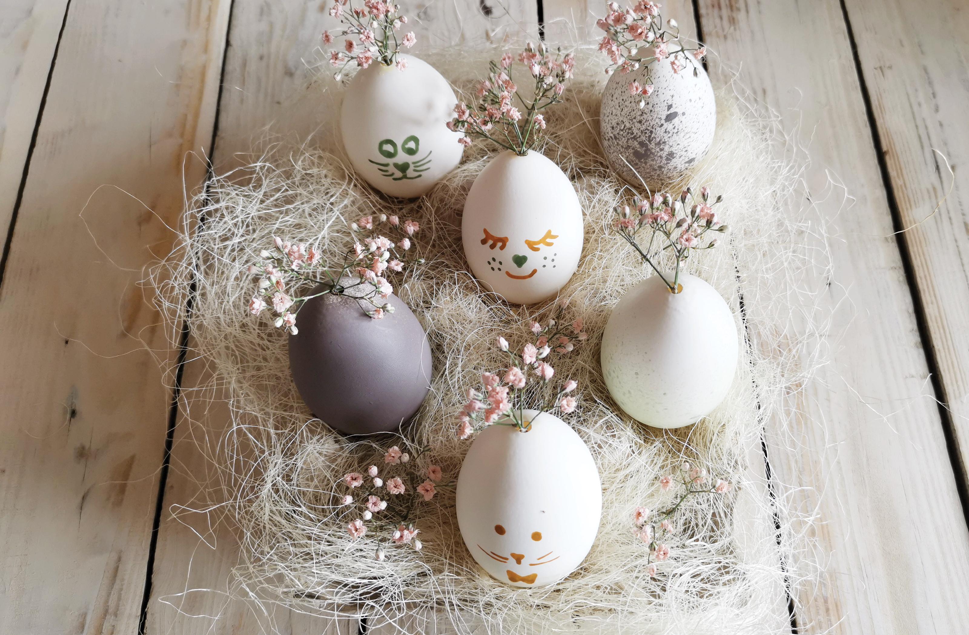 Na jajach kładziemy małe kwiatki