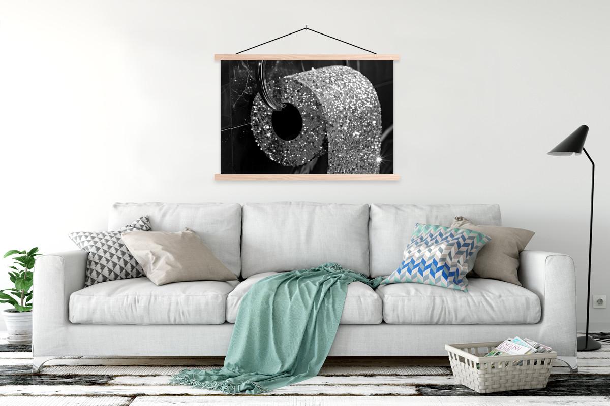POSTER MIT MAGNETLEISTEN WC - Toilettenpapier - Schwarz und weiß - Glitter Magnetleiste 120x80 cm - Silberfarben, Textil (120/80/0.15cm) - MuchoWow