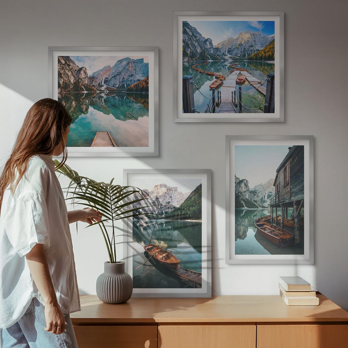 BILDER SET 4er Set - 50x50 cm & 40x60 cm Silberner Rahmen - See, Berge, Boote, Ferienhaus - Silberfarben, Kunststoff (50/50cm) - TULUP