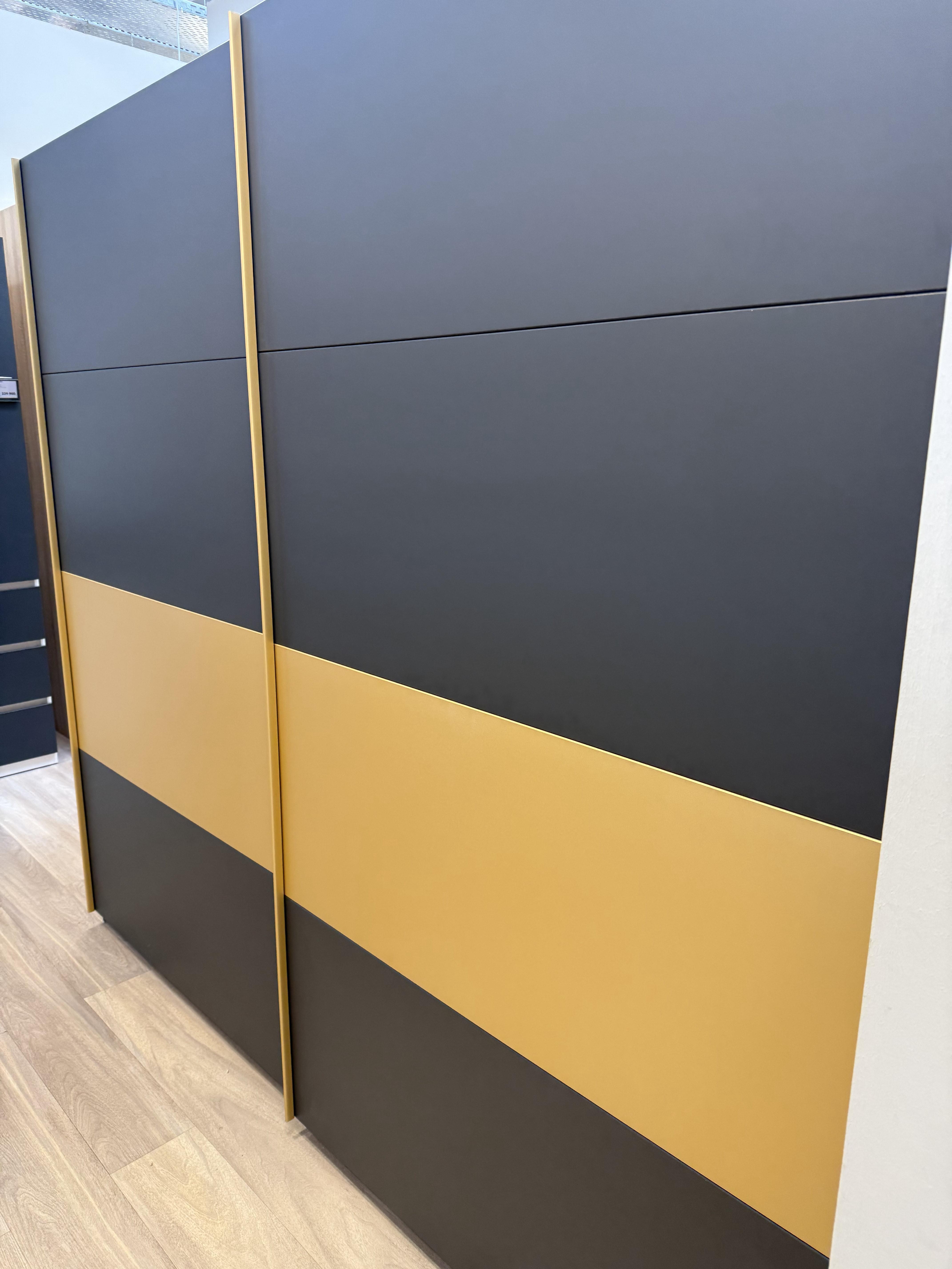 CSEPEL OUTLET FÜGGESZTETT TOLÓAJTÓS SZEKRÉNY DUBAI