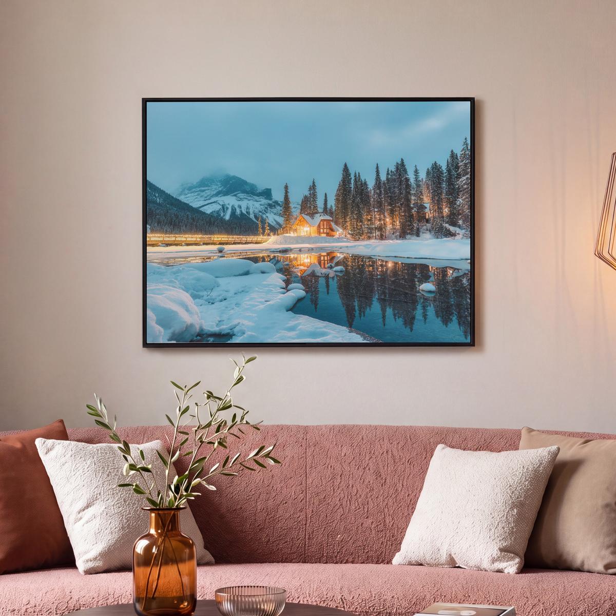 LEINWAND Bilder mit Rahmen - Winterlandschaft - Natur - Haus - Berge - Schnee - 70x50 - Hellblau, Textil (70/50cm) - MuchoWow