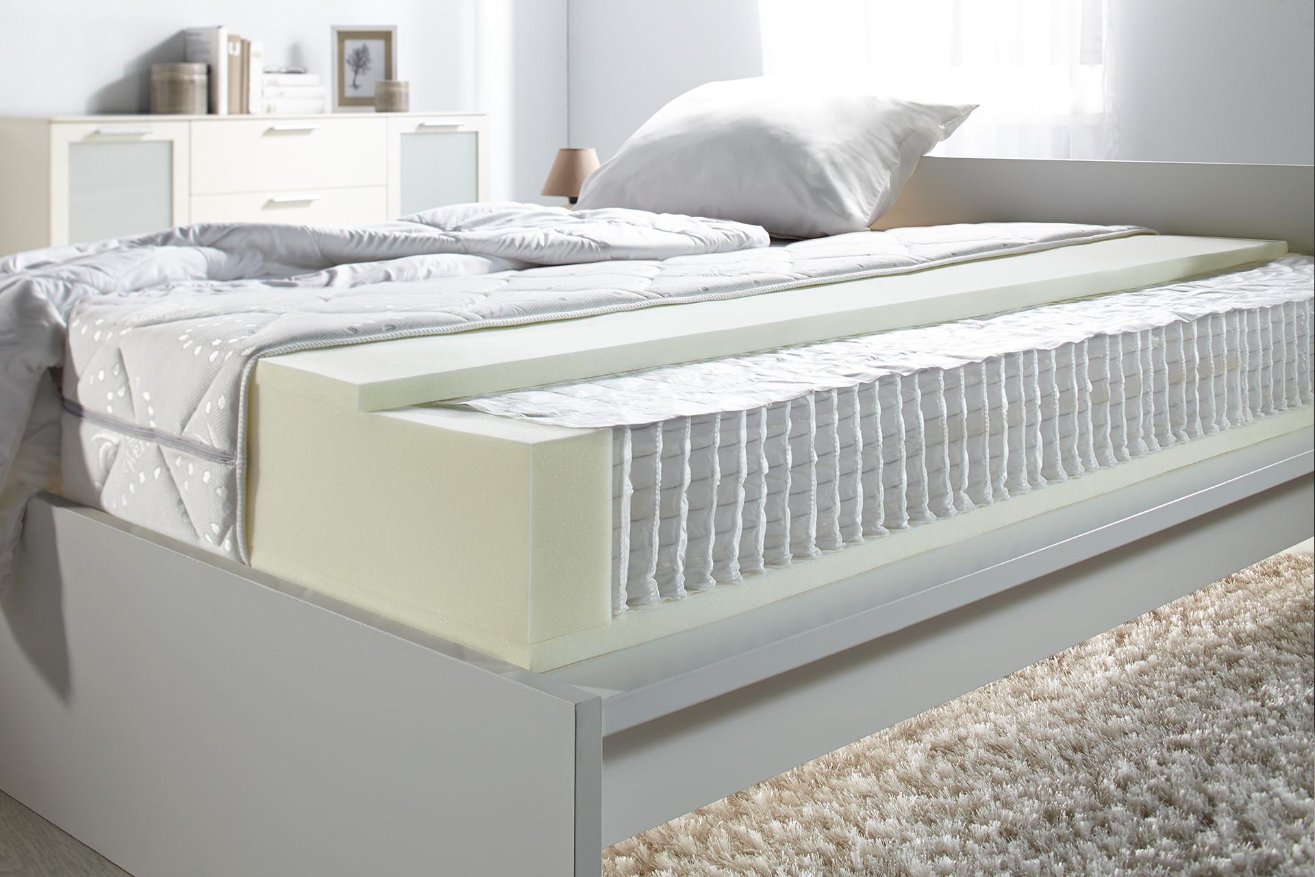 Taschenfederkern-Innenleben einer Boxspring-Matratze von mömax.