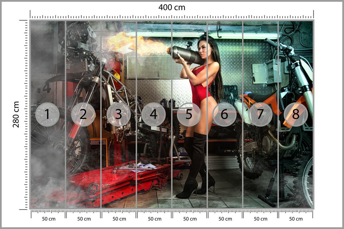 FOTOTAPETE Frau mit Brenner Garage Motorräder Werkzeuge 400x280 - Beige/Rot, Papier (400/280cm) - Muralo