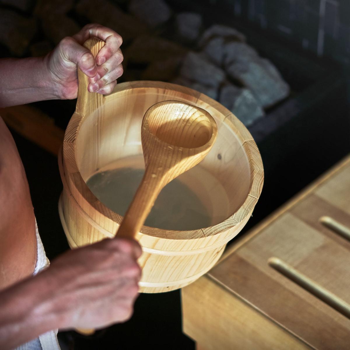 SAUNAZUBEHÖR-SET aus Kiefernholz mit Aufgusskübel und Schöpfkelle - Naturfarben, Holz (27/26/27cm) - LuxeBath