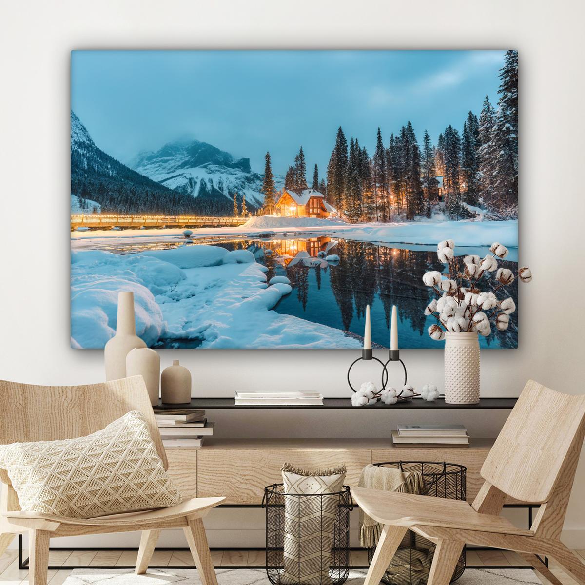 LEINWANDBILD Winterlandschaft - Natur - Haus - Berge - Schnee Groß 140x90 cm - Hellblau, Textil (140/90cm) - MuchoWow
