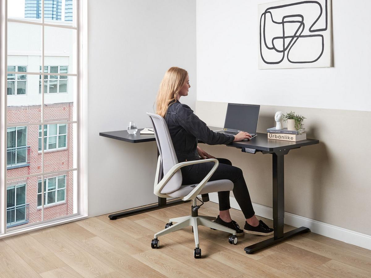 SCHREIBTISCH 160x60 cm elektrisch Schwarz Destines - Schwarz, Holzwerkstoff (109/160/60cm) - Beliani
