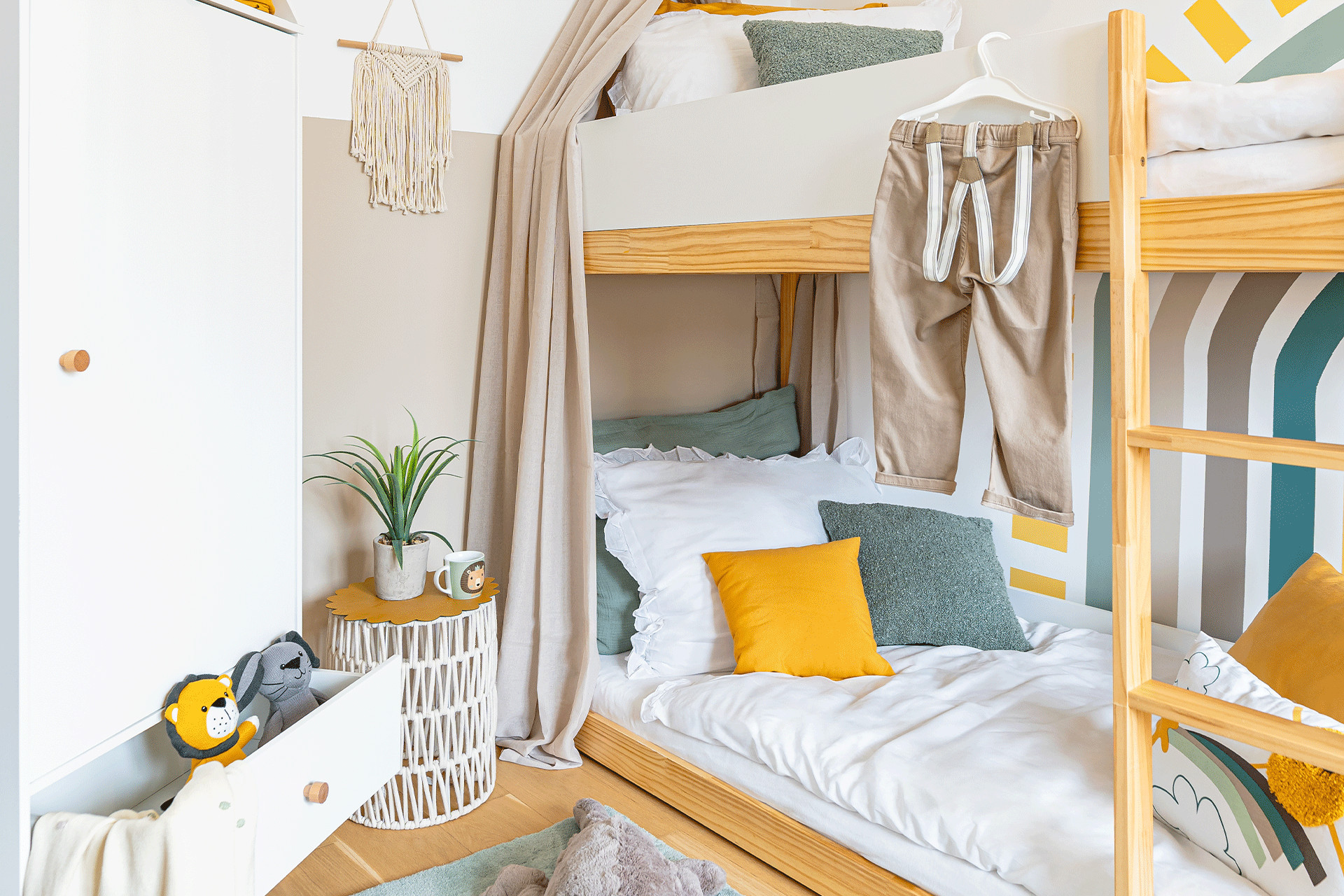 Kinderzimmerzimmer bunt in Gelb