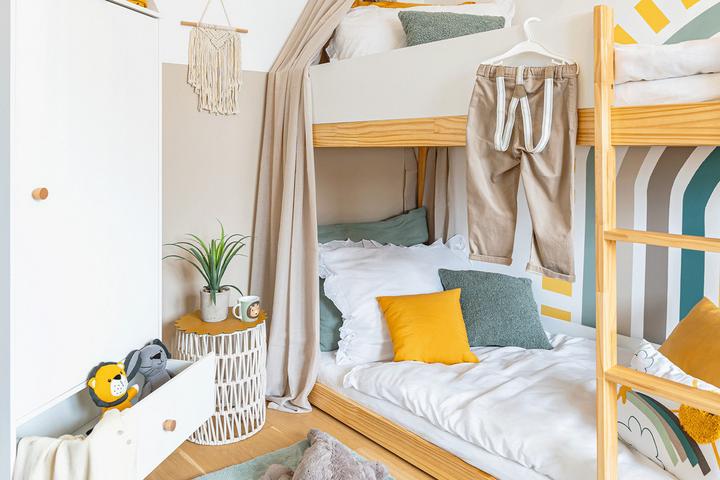 Kinderzimmerzimmer bunt in Gelb