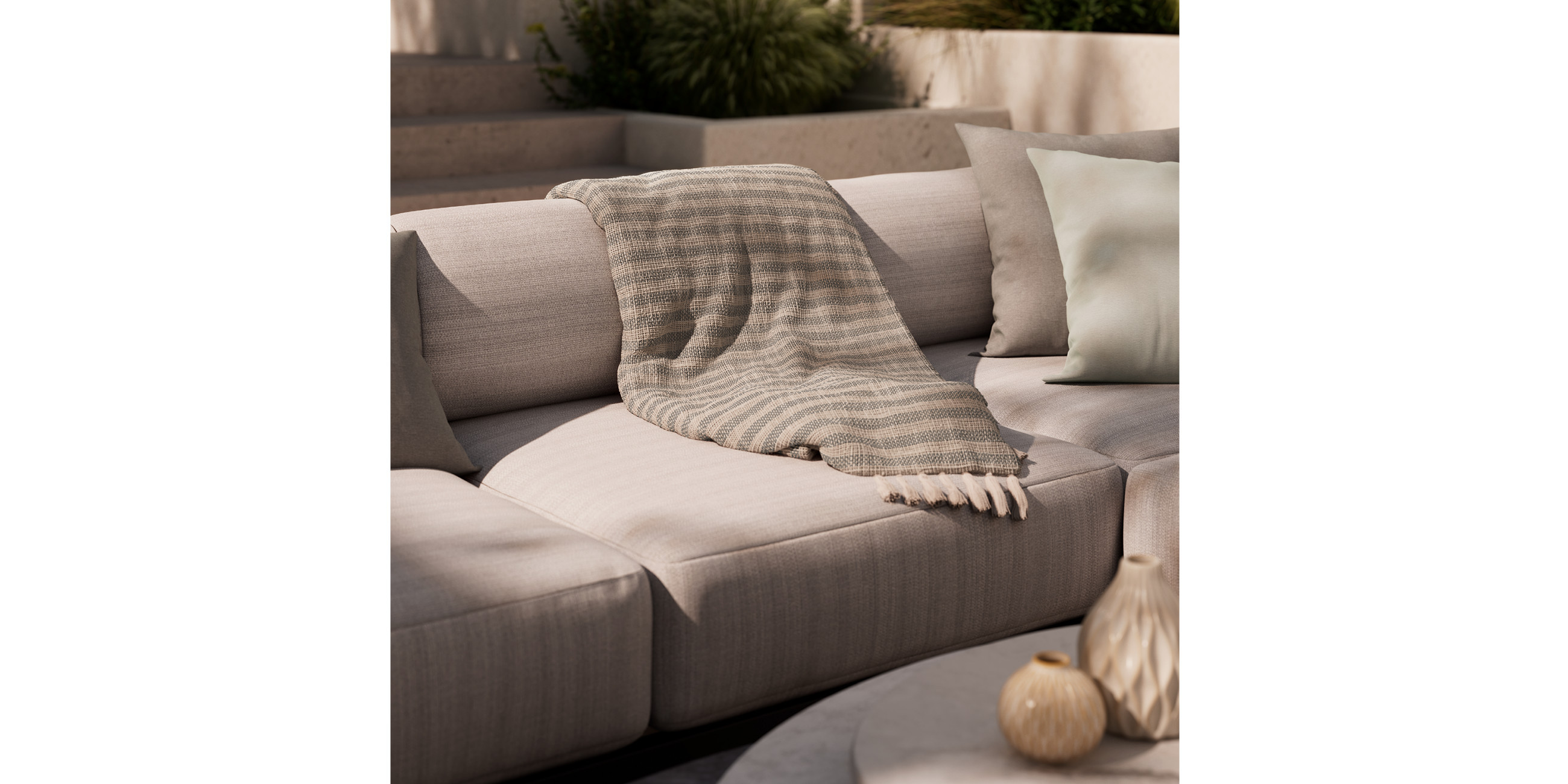 Braun-weiß gestreifte Decke auf Loungegarnitur