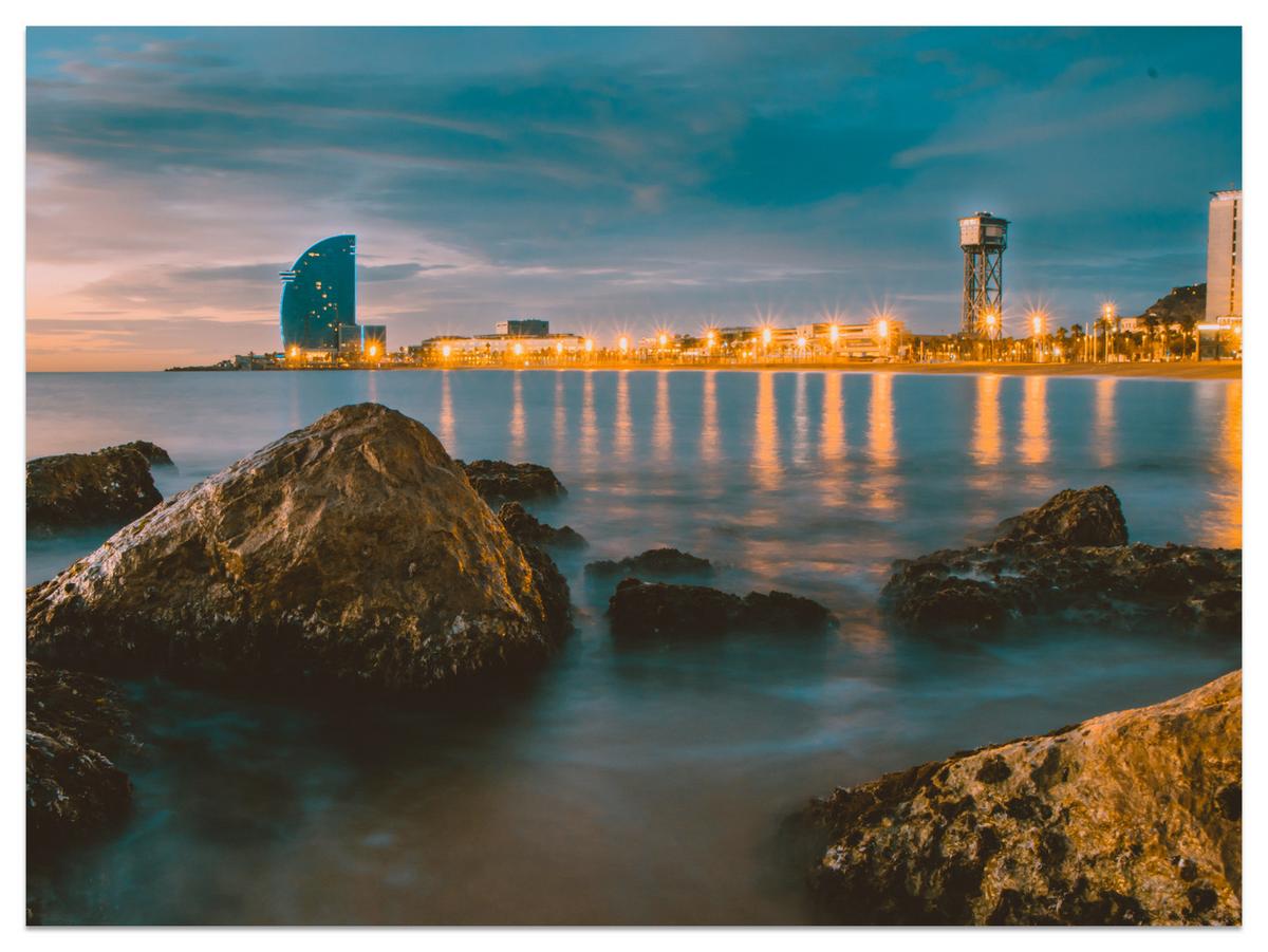 FOTOTAPETE für Wohnzimmer Barcelona Küste Nacht Meer Felsen 150x105 - Blau, Papier (150/105cm) - Muralo