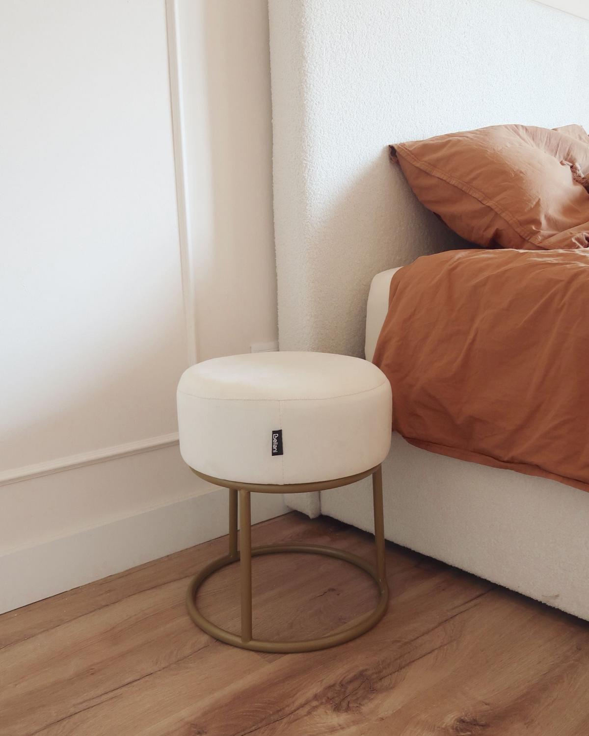 HOCKER Samtstoff Cremeweiß Delco - Weiß, Textil (35/40/35cm) - Beliani