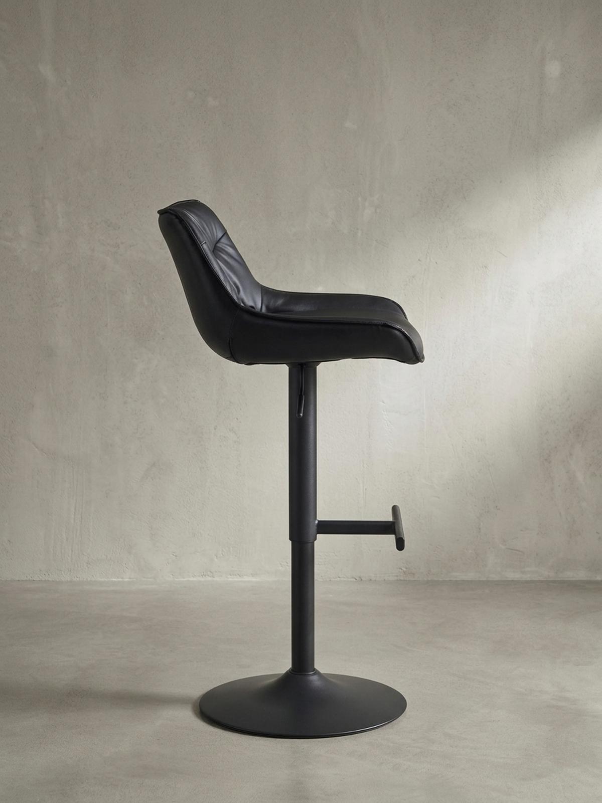 BARHOCKER – Kunstleder Schwarz, Rückenlehne, höhenverstellbar 86–106 cm, Trompetenfuß, 100 kg - Schwarz, Kunststoff/Textil (45/106/55cm) - KADIMA DESIGN