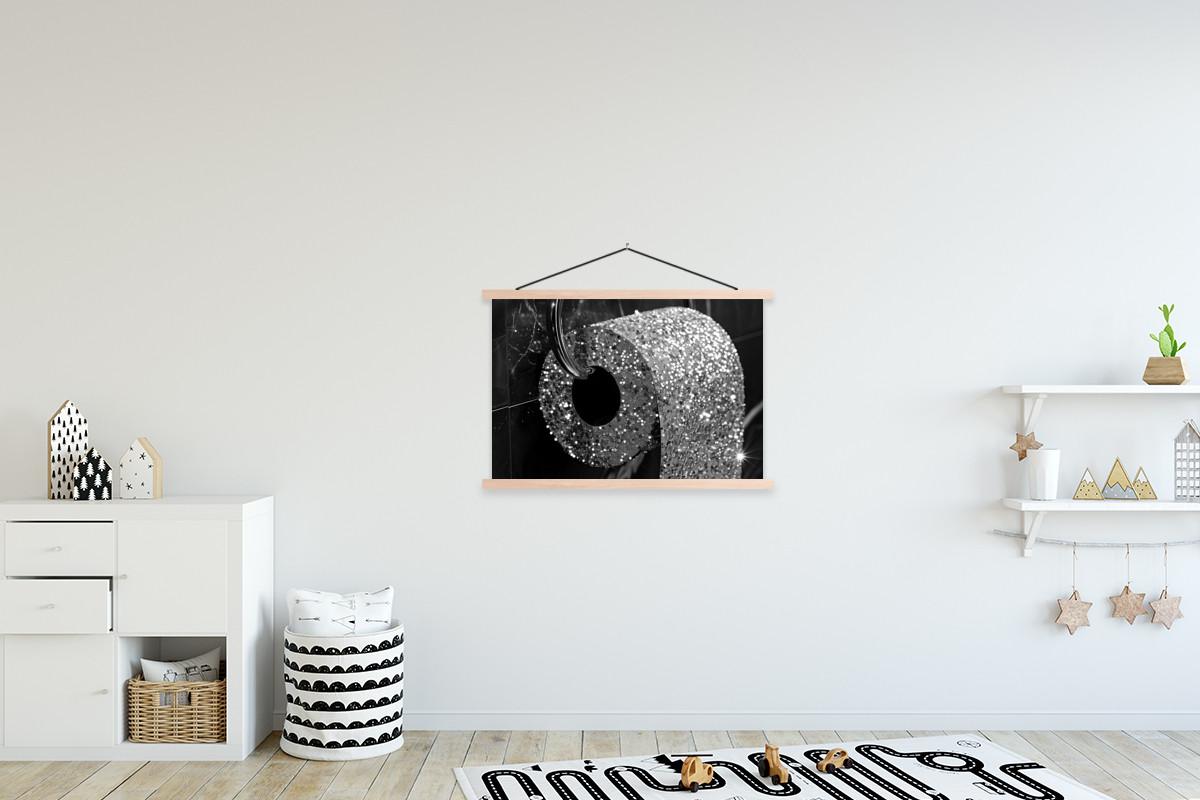 POSTER MIT MAGNETLEISTEN WC - Toilettenpapier - Schwarz und weiß - Glitter Wanddeko 90x60 cm - Silberfarben, Textil (90/60/0.15cm) - MuchoWow