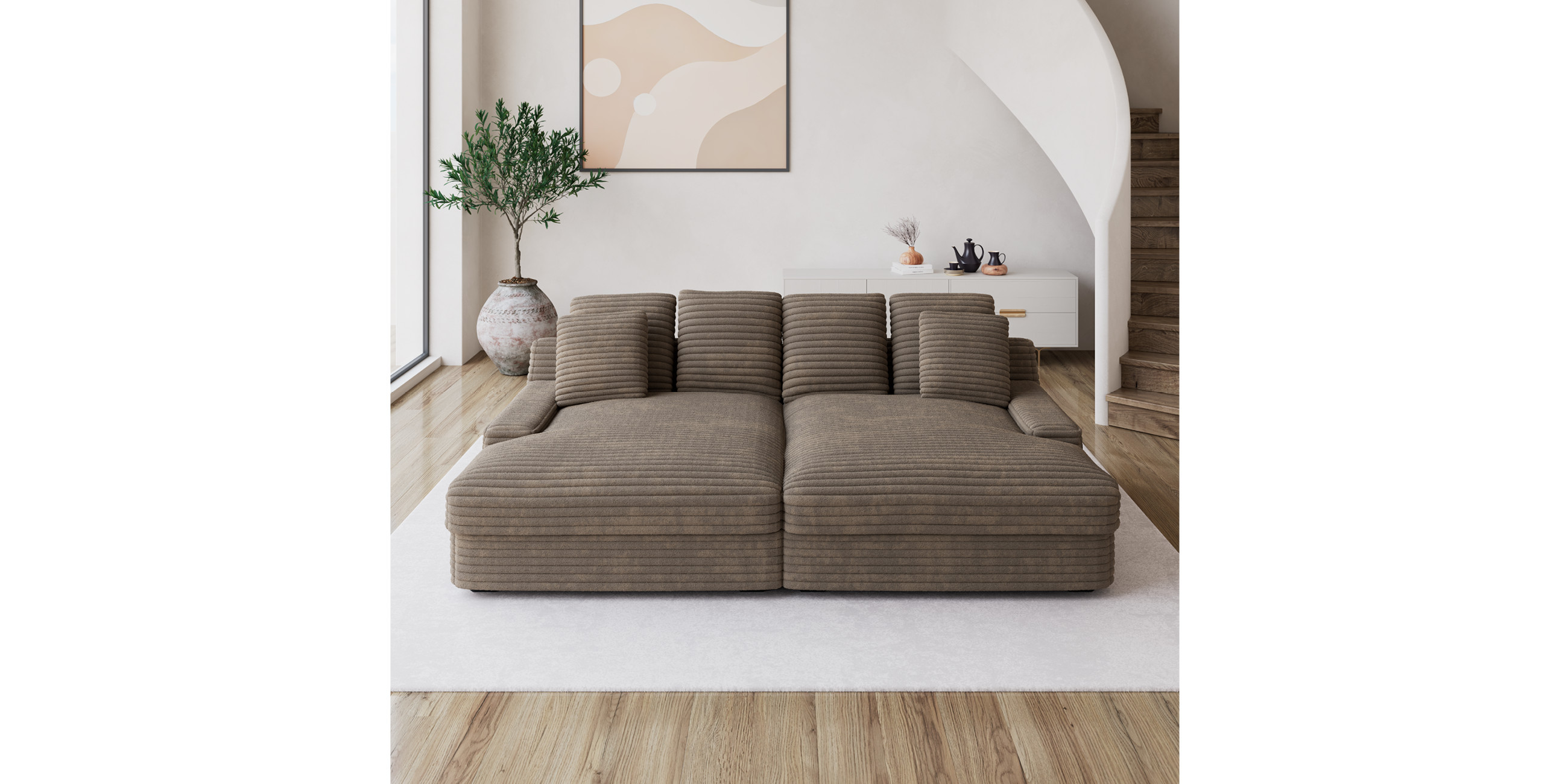 Dunkelbraunes Sofa auf hellem Teppich