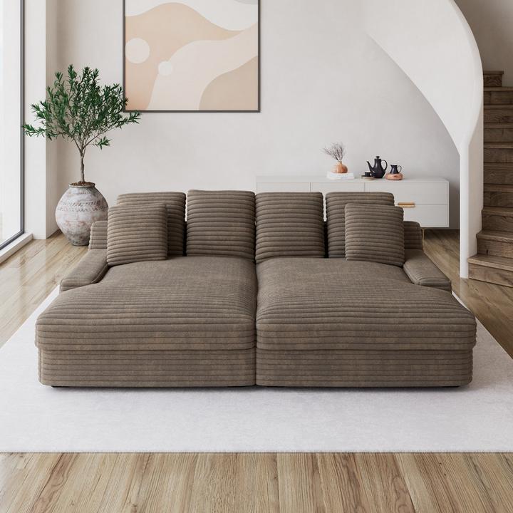 Dunkelbraunes Sofa auf hellem Teppich