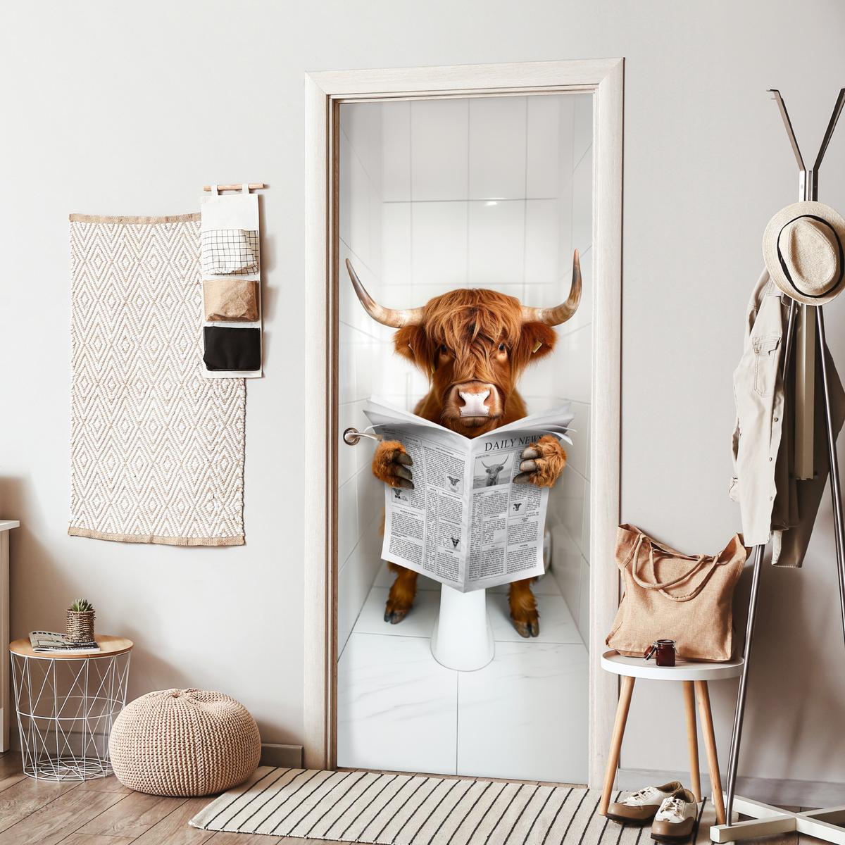 TÜRAUFKLEBER Scottish Highlander - Zeitung - WC - Tier 85x215 cm - Türtapete - Weiß, Kunststoff (85/0.1cm) - MuchoWow