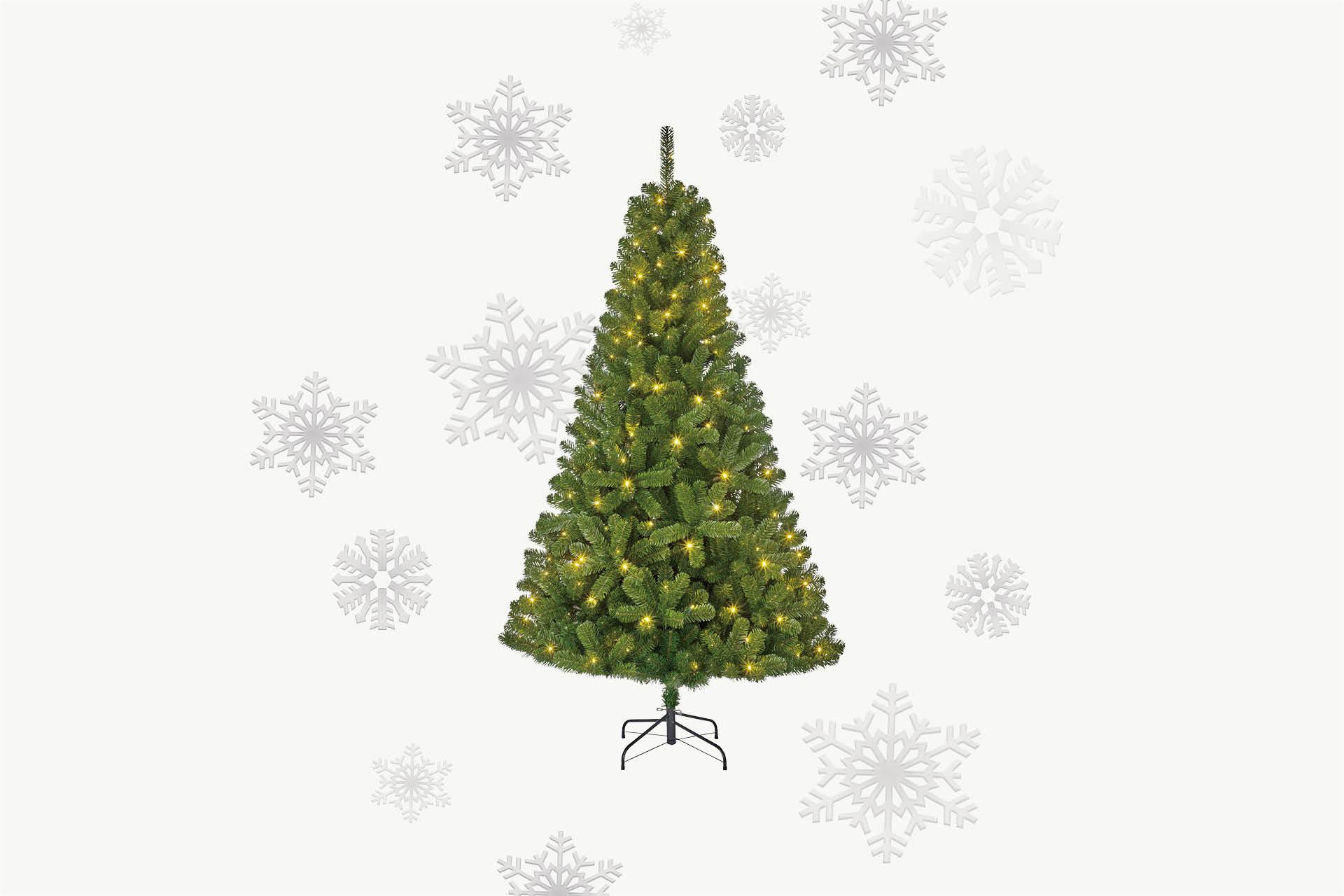 Weihnachtsbaum vor hellem Hintergrund mit Schneeflocken rundherum