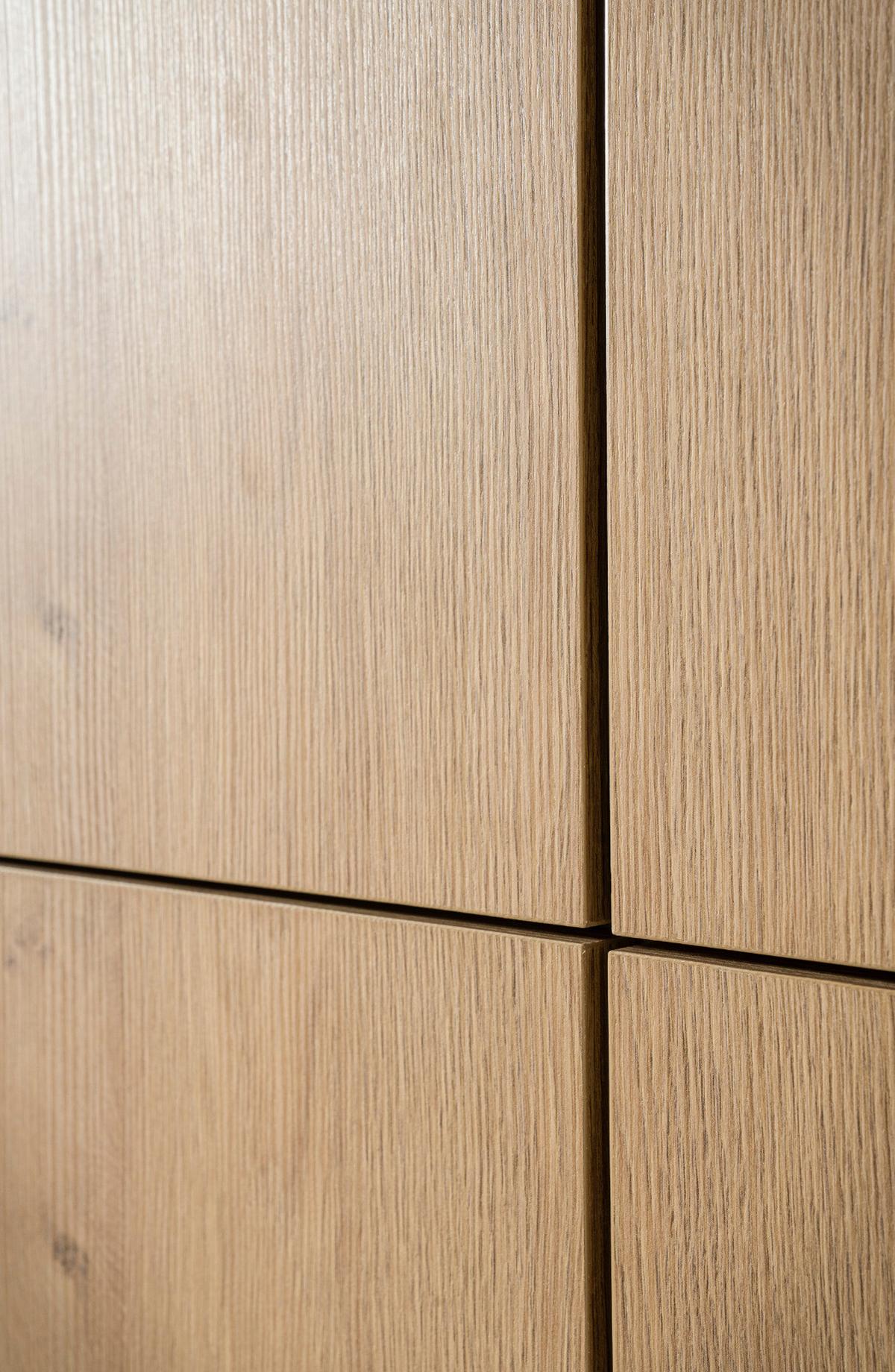 HIGHBOARD Stone Eiche, 4-türige Kommode 115 x 137 cm mit Push-to-Open - Eichefarben/Schwarz, Holzwerkstoff/Metall (115/137/40cm) - Furn.Design