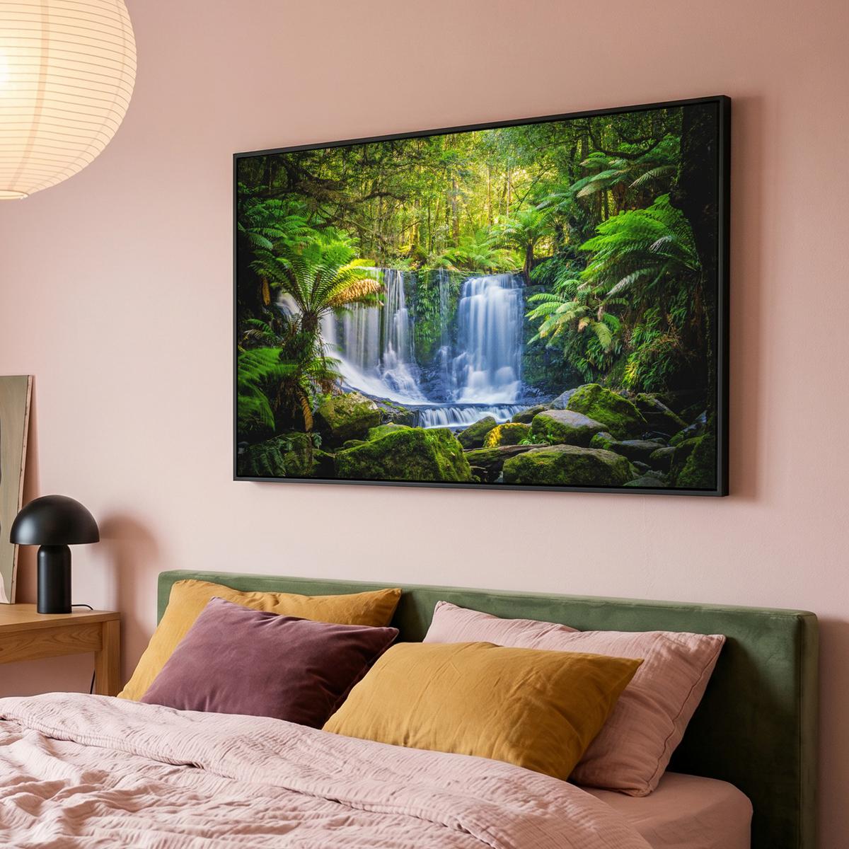 LEINWAND Bilder mit Rahmen - Dschungel - Wasserfall - Australien - Pflanzen - Natur - 140x90 - Dunkelgrün, Textil (140/90cm) - MuchoWow