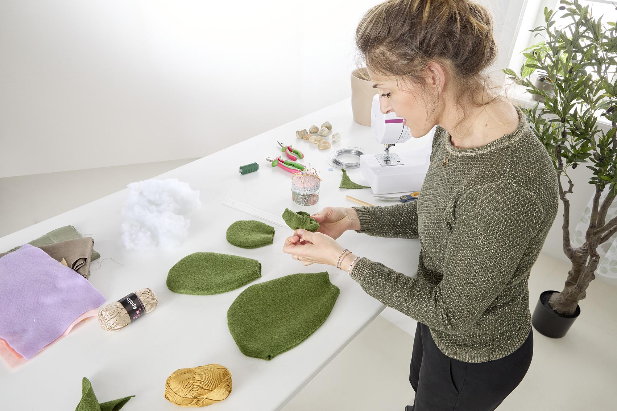 DIY kaktusz készítése, anyag töltőanyaggal való kitömése
