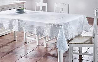 Esstisch mit weißer Tischdecke und drei Stühlen, von mömax.