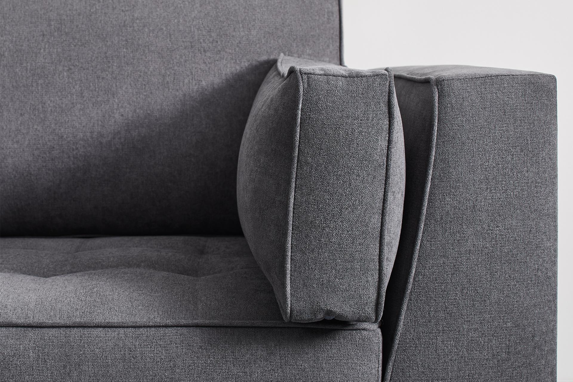Wohnzimmer-Couch-Grau-Stoff-Armlehne-Detailansicht_nf