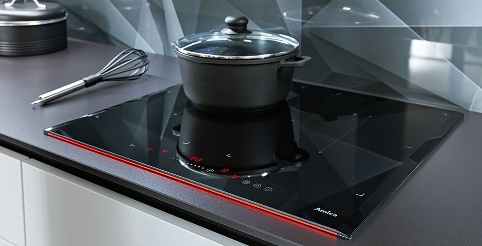 Trendiges Induktions-Kochfeld mit moderner Touchbedienung bei mömax.
