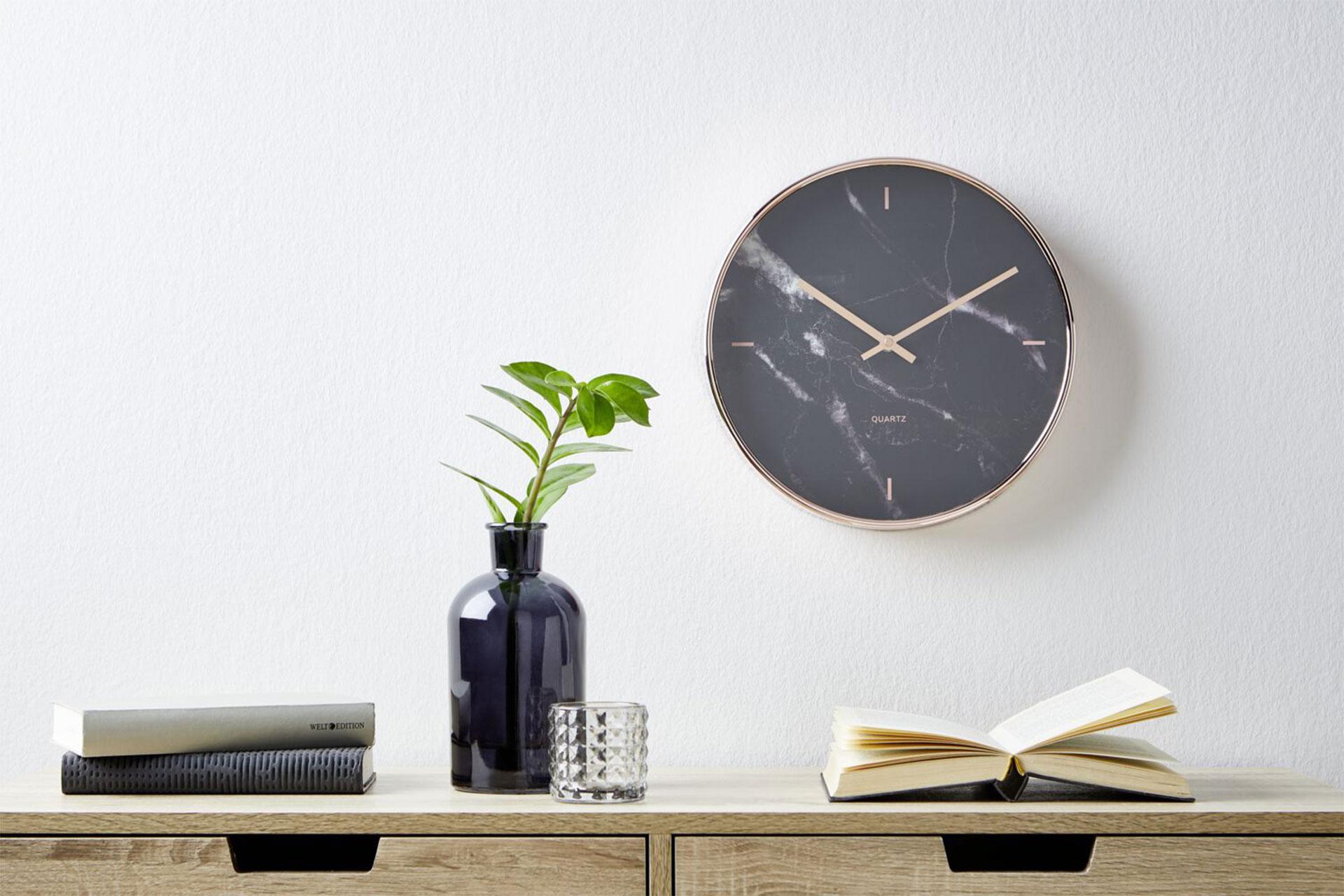 Stilvolle Wanduhr in Marmoroptik und Kupferfarbe von moemax