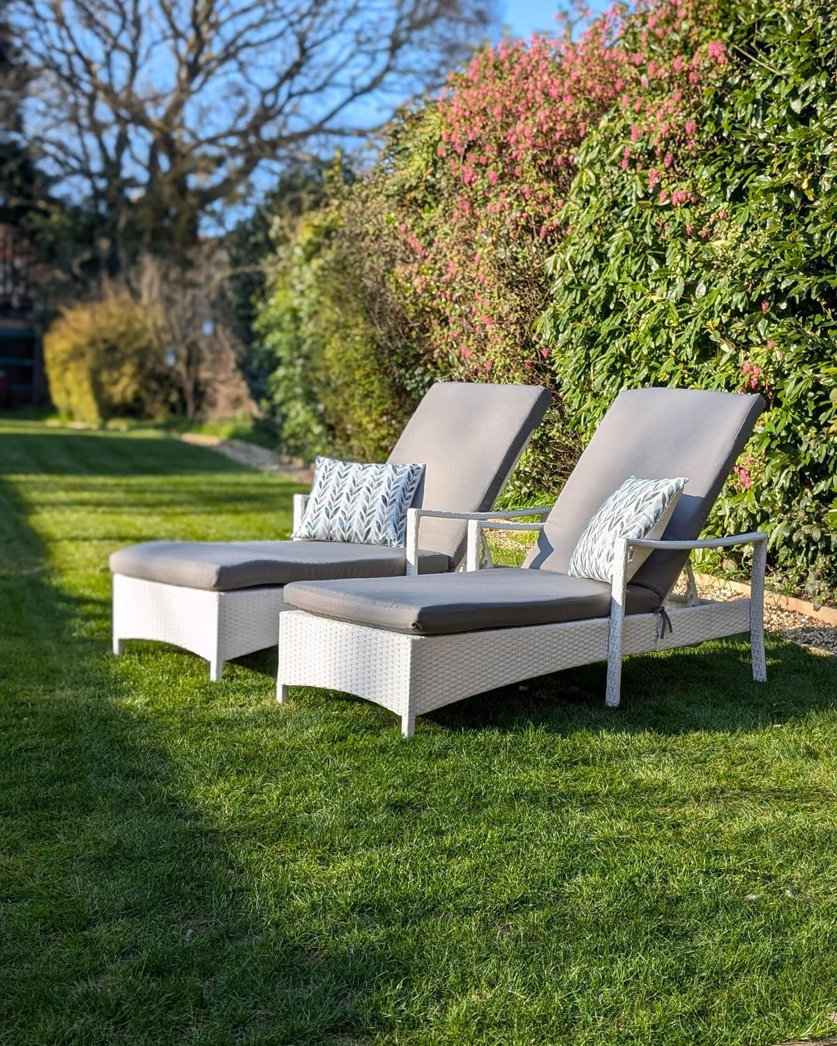 GARTENKISSEN 2er-Set Blattmotiv weiß/grün 45/45 cm Loano - Weiß, Textil (45/45cm) - Beliani