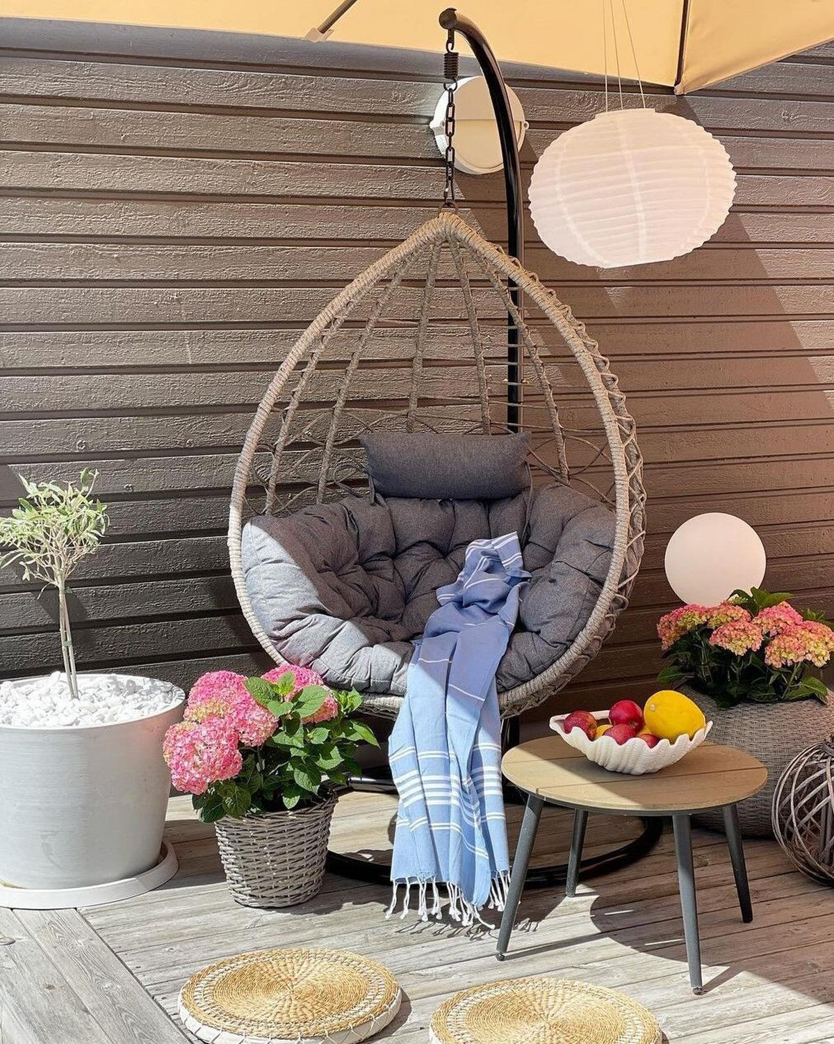 HÄNGESESSEL mit Gestell PE Rattan grau 97 cm Arsita - Grau, Kunststoff (100/199/97cm) - Beliani