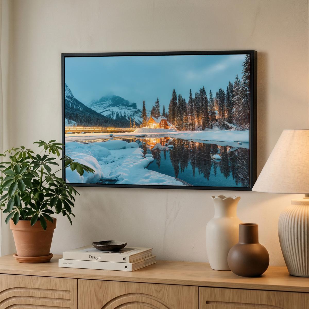LEINWAND Bilder mit Rahmen - Winterlandschaft - Natur - Haus - Berge - Schnee - 60x40 - Hellblau, Textil (60/40cm) - MuchoWow