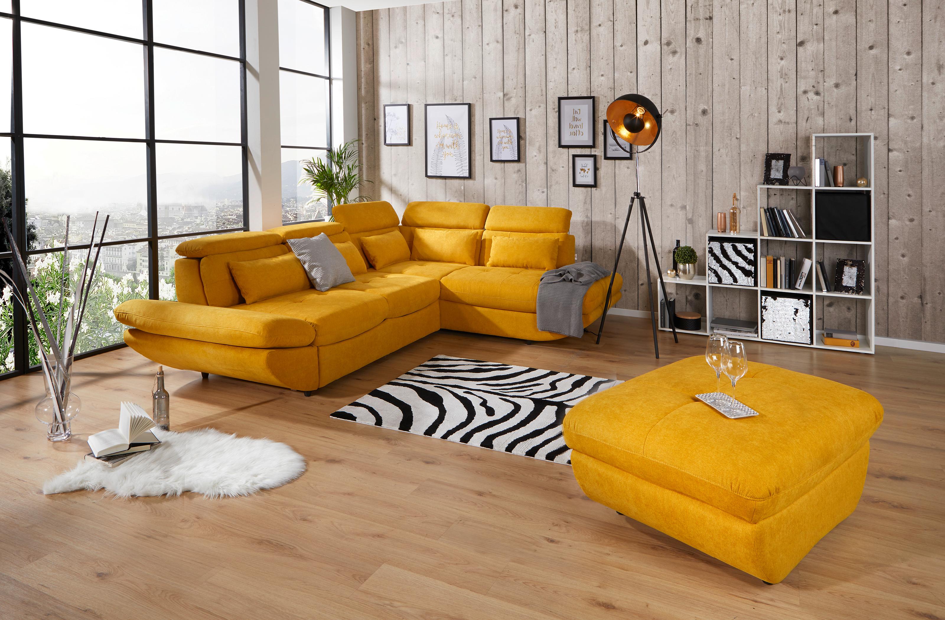 Sofa w kolorze musztardowym